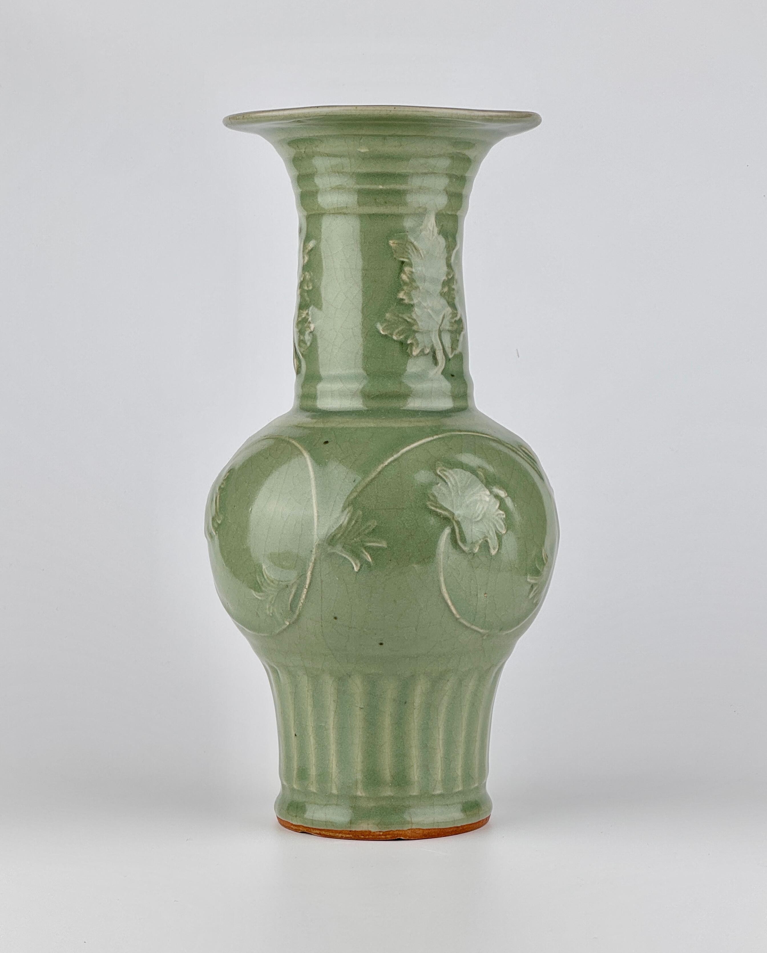 Ce vase présente une forme traditionnelle recouverte d'une glaçure céladon claire et riche en vert. Un fin réseau de craquelures couvre la surface. Le col est orné de motifs de vigne en relief, tandis que le corps est entouré de motifs de pivoines