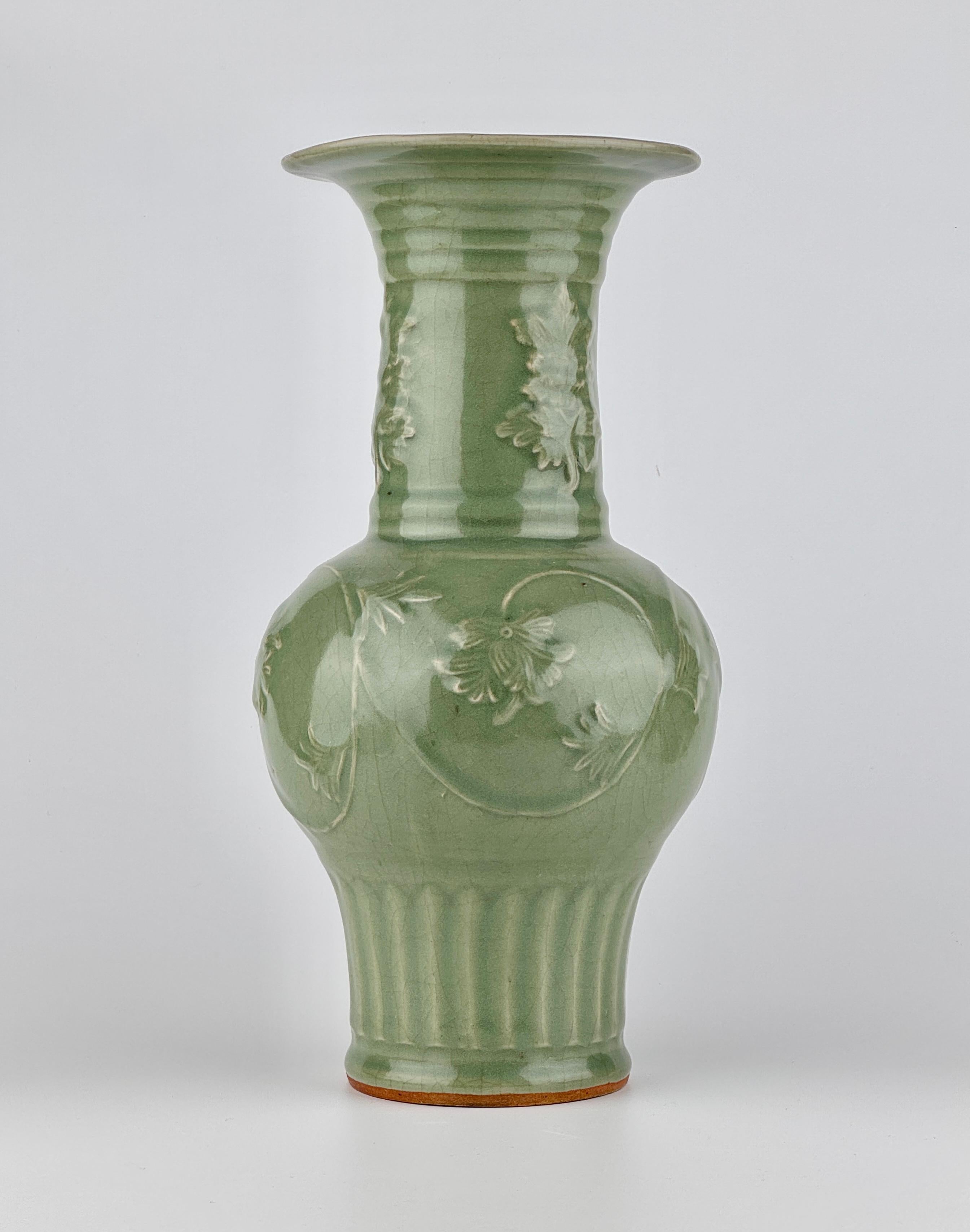 Est asiatique Rare vase à pivoine en céladon de Longquan, dynastie Ming Ming en vente