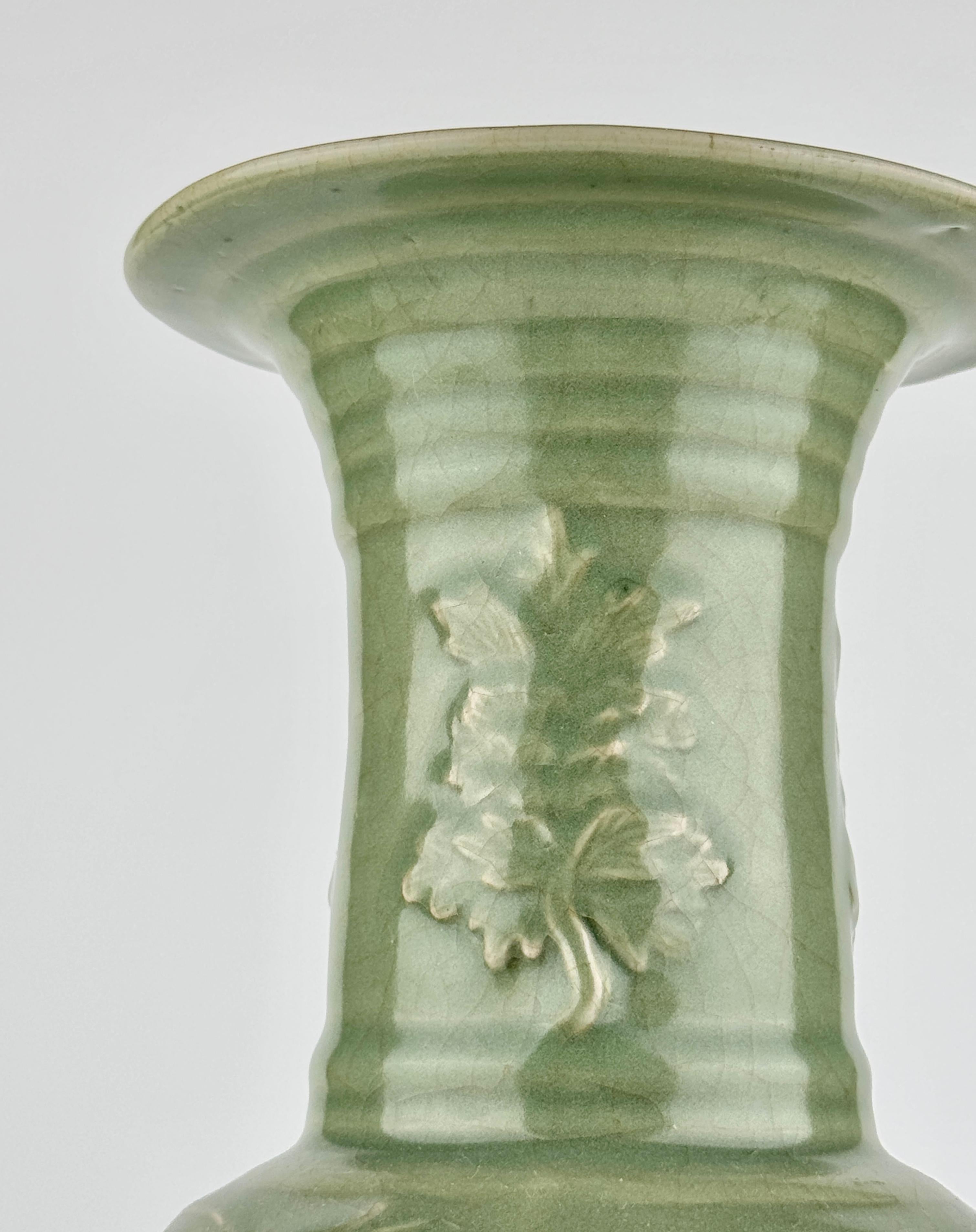 Vernissé Rare vase à pivoine en céladon de Longquan, dynastie Ming Ming en vente