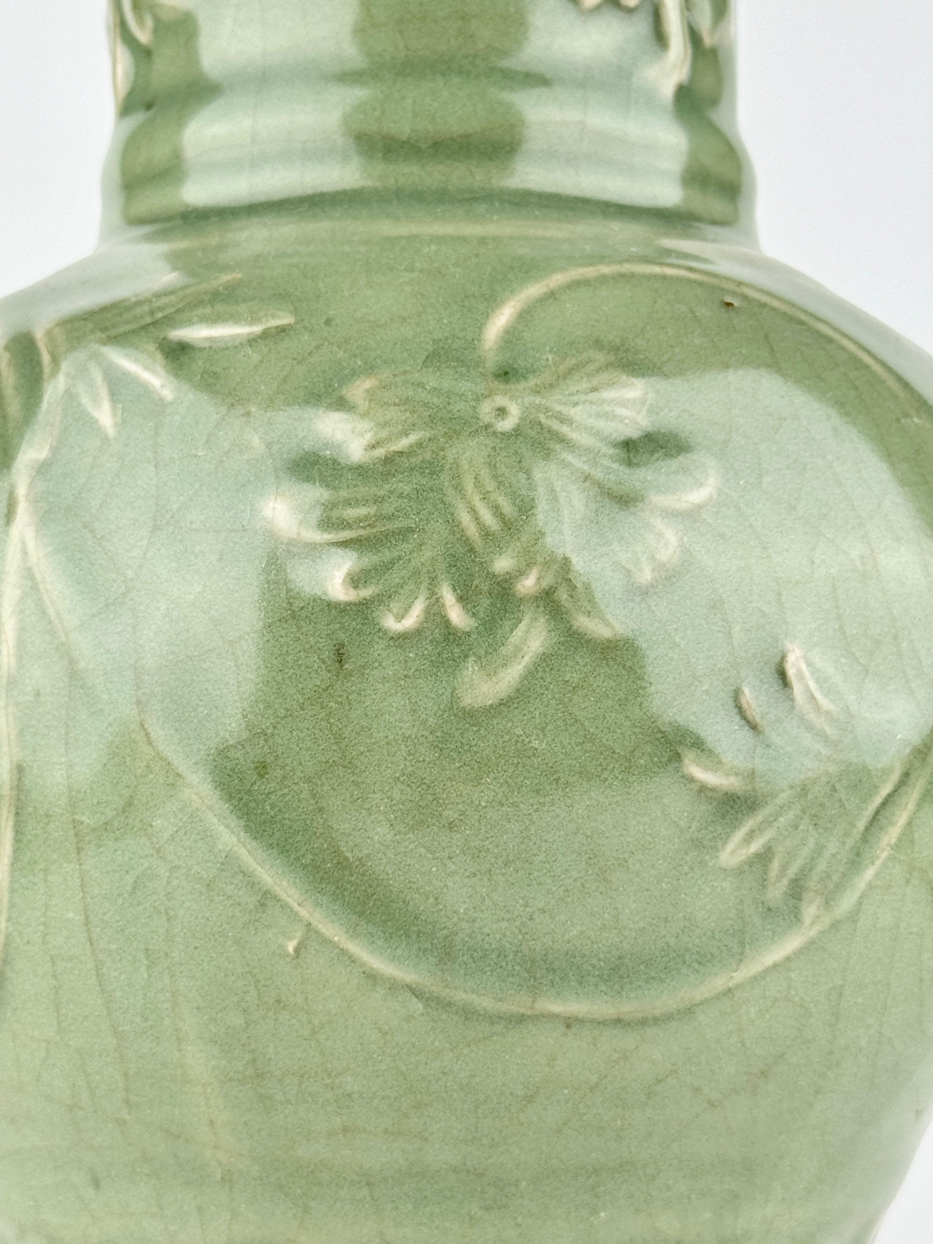 Rare vase à pivoine en céladon de Longquan, dynastie Ming Ming Bon état - En vente à seoul, KR