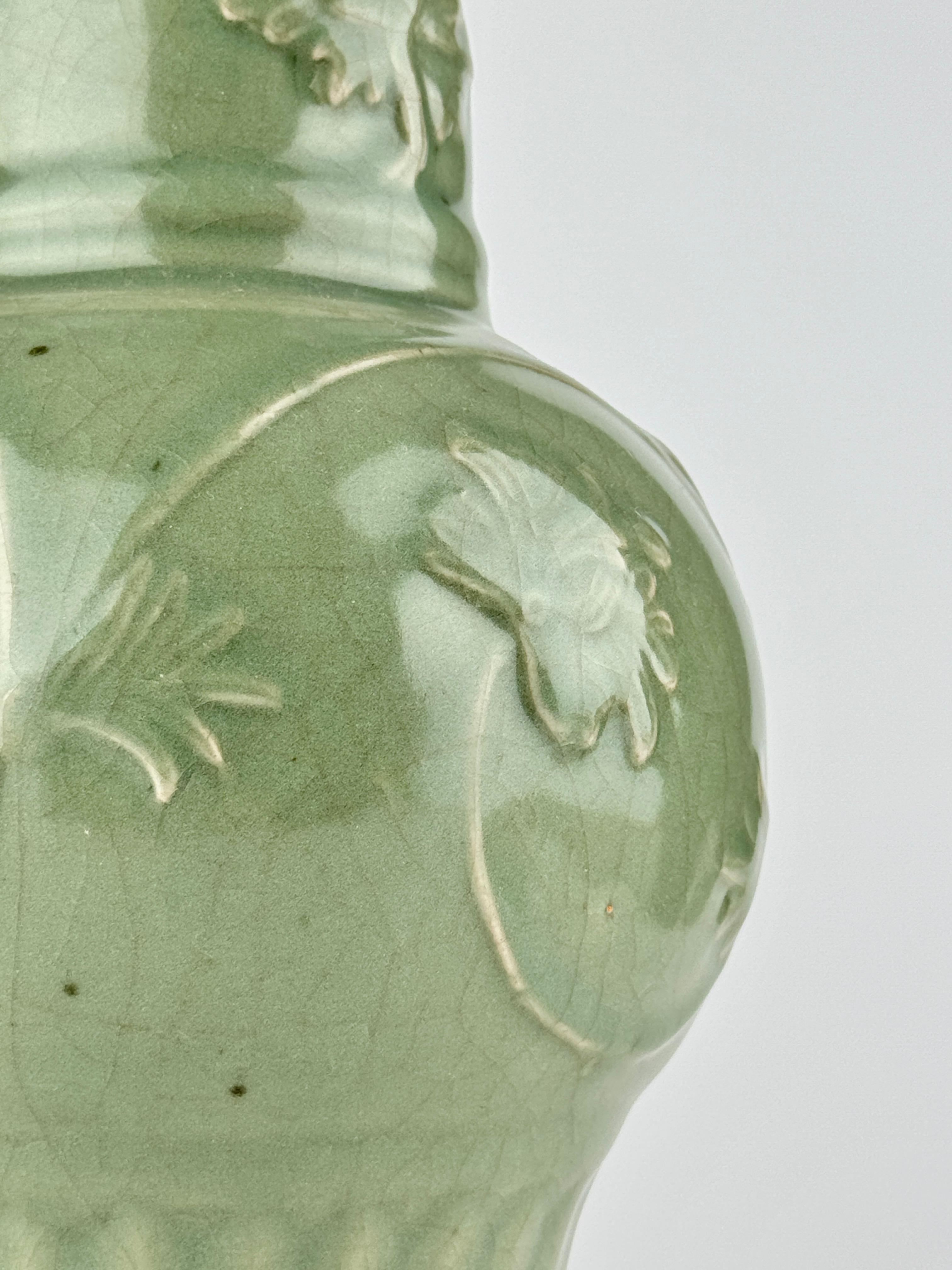 XVIIIe siècle et antérieur Rare vase à pivoine en céladon de Longquan, dynastie Ming Ming en vente