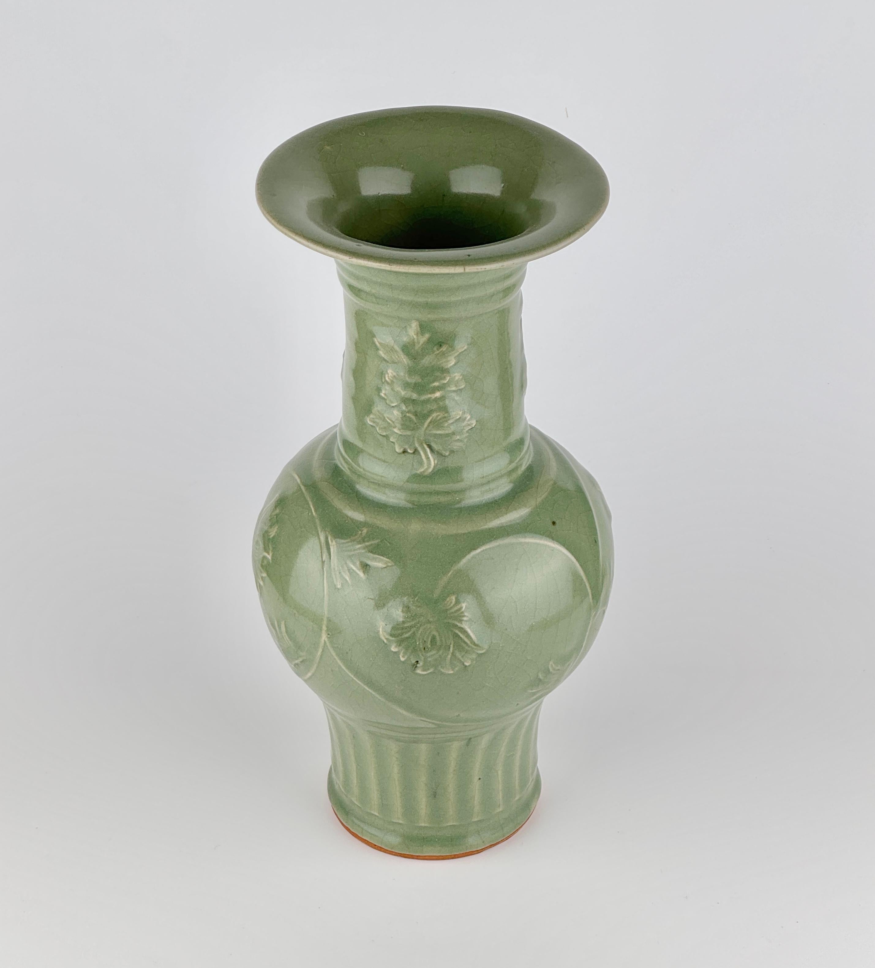 Céladon Rare vase à pivoine en céladon de Longquan, dynastie Ming Ming en vente