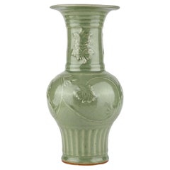 Un raro vaso Longquan Celadon 'Peonia' della dinastia Yuan Ming