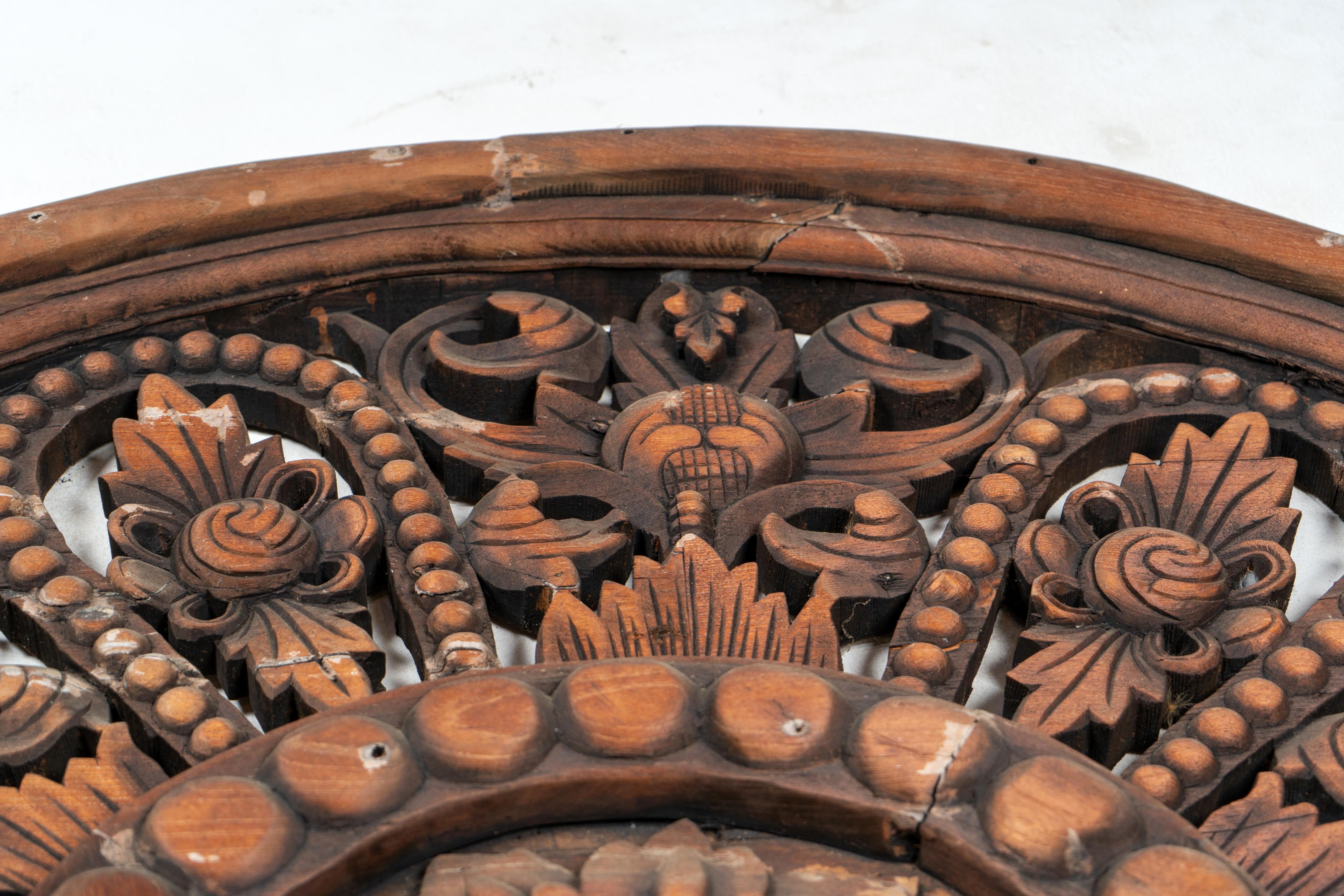 A Lotus-Form Thai Temple Ceiling Medallion In Good Condition For Sale In Chicago, IL