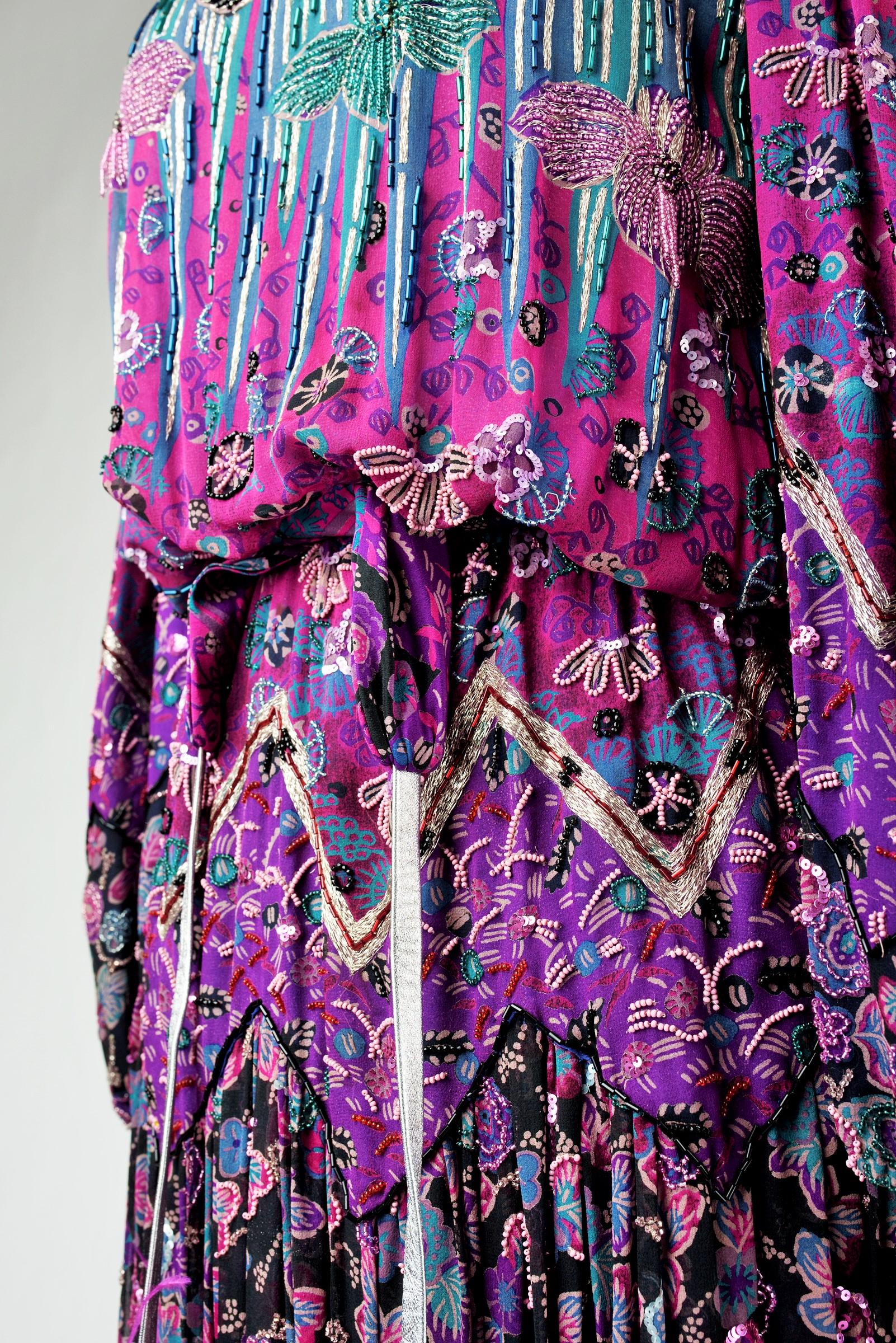 Ein Louis Féraud Couture Kleid aus besticktem Chiffon und Straußenfedern - Herbst 1981 im Angebot 13