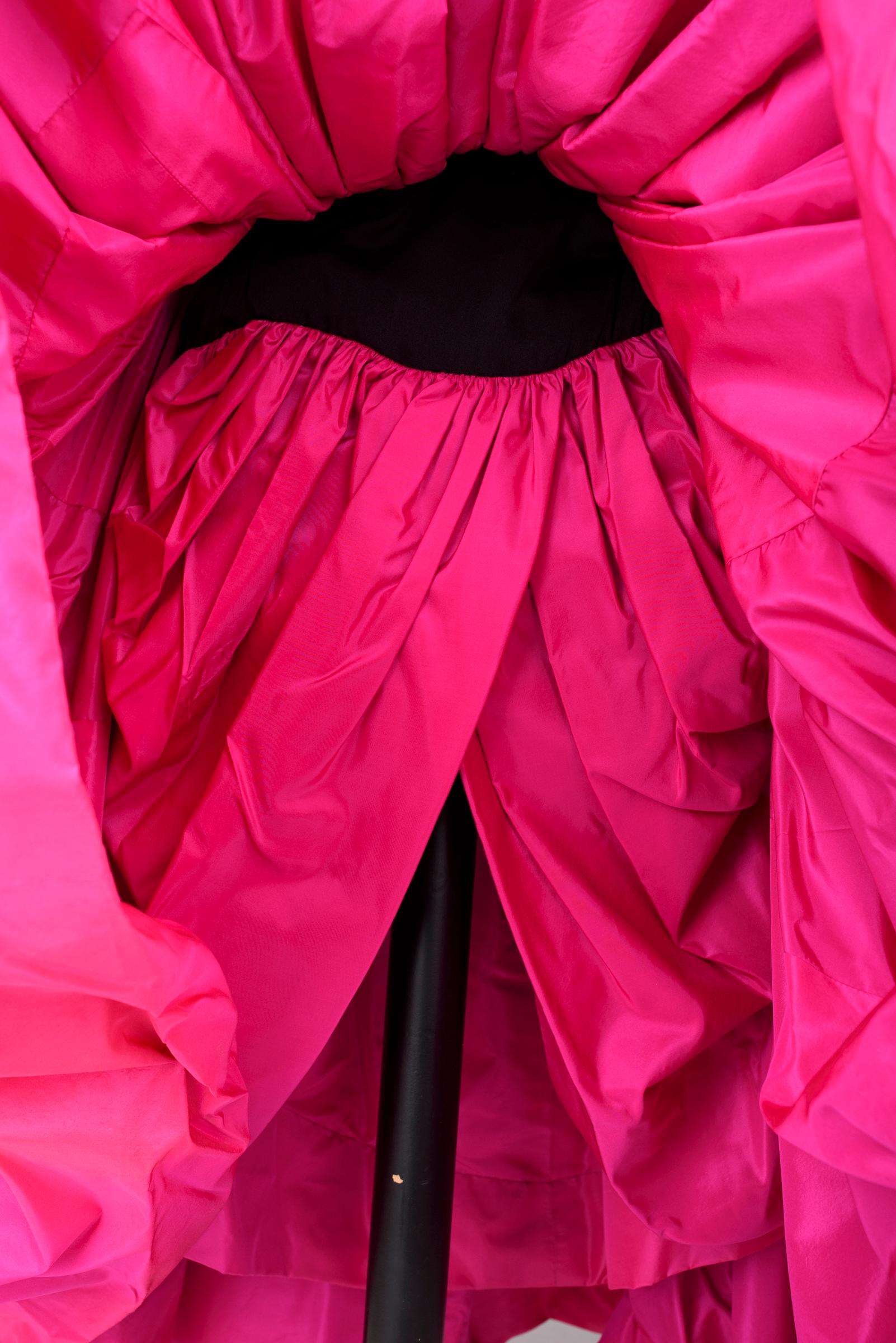 A Louis Féraud Couture Taffeta Evening Dress with beaded Bodice-Automne 1986-1987 en vente 14