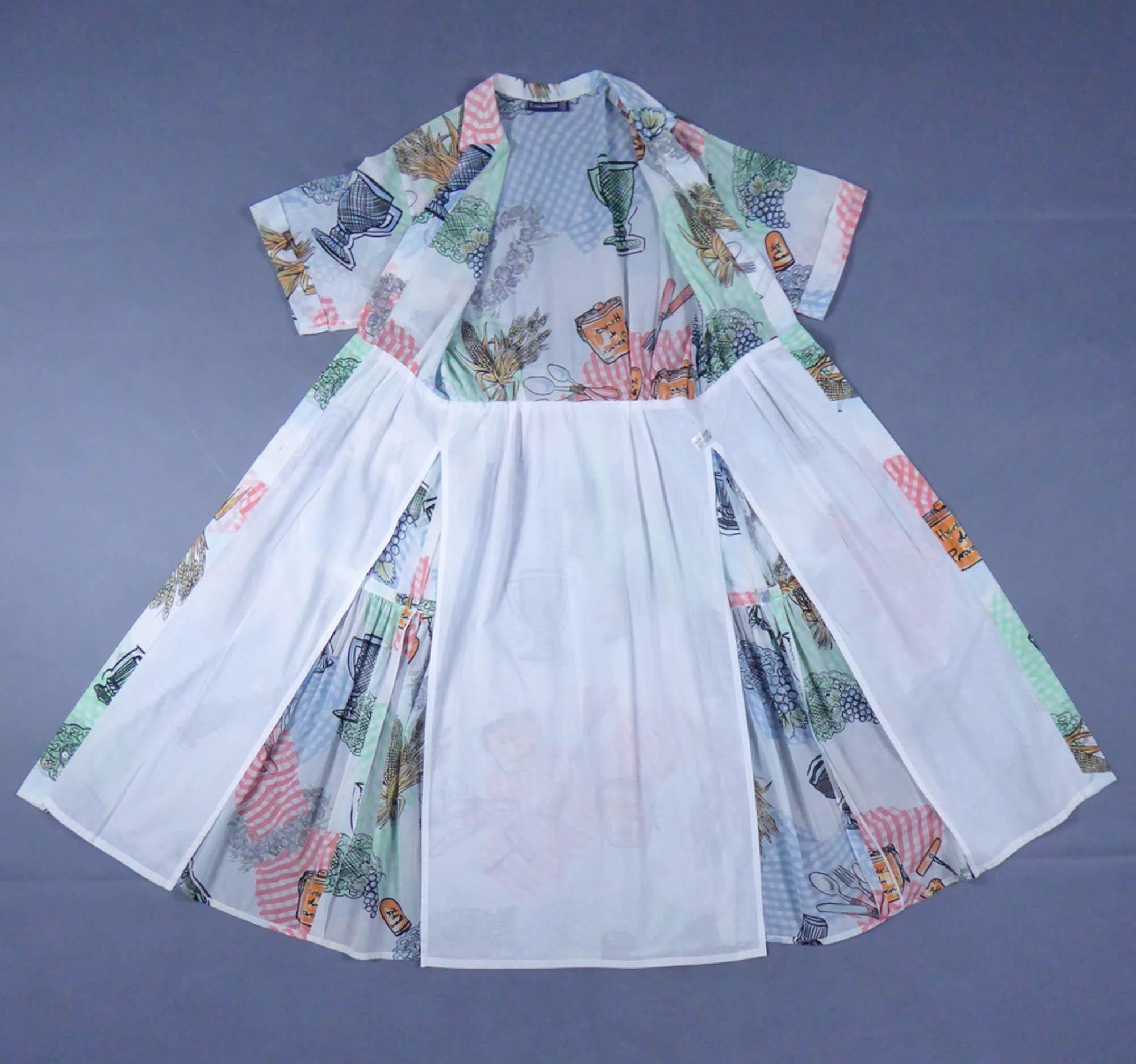 Circa 1970
France

Robe en polyamide imprimé dans le style provençal de Louis Féraud et datant des années 1970. Modèle à manches courtes, boucle de ceinture assortie et jupe large doublée. Ouverture sur le devant avec boutons en résine assortis.