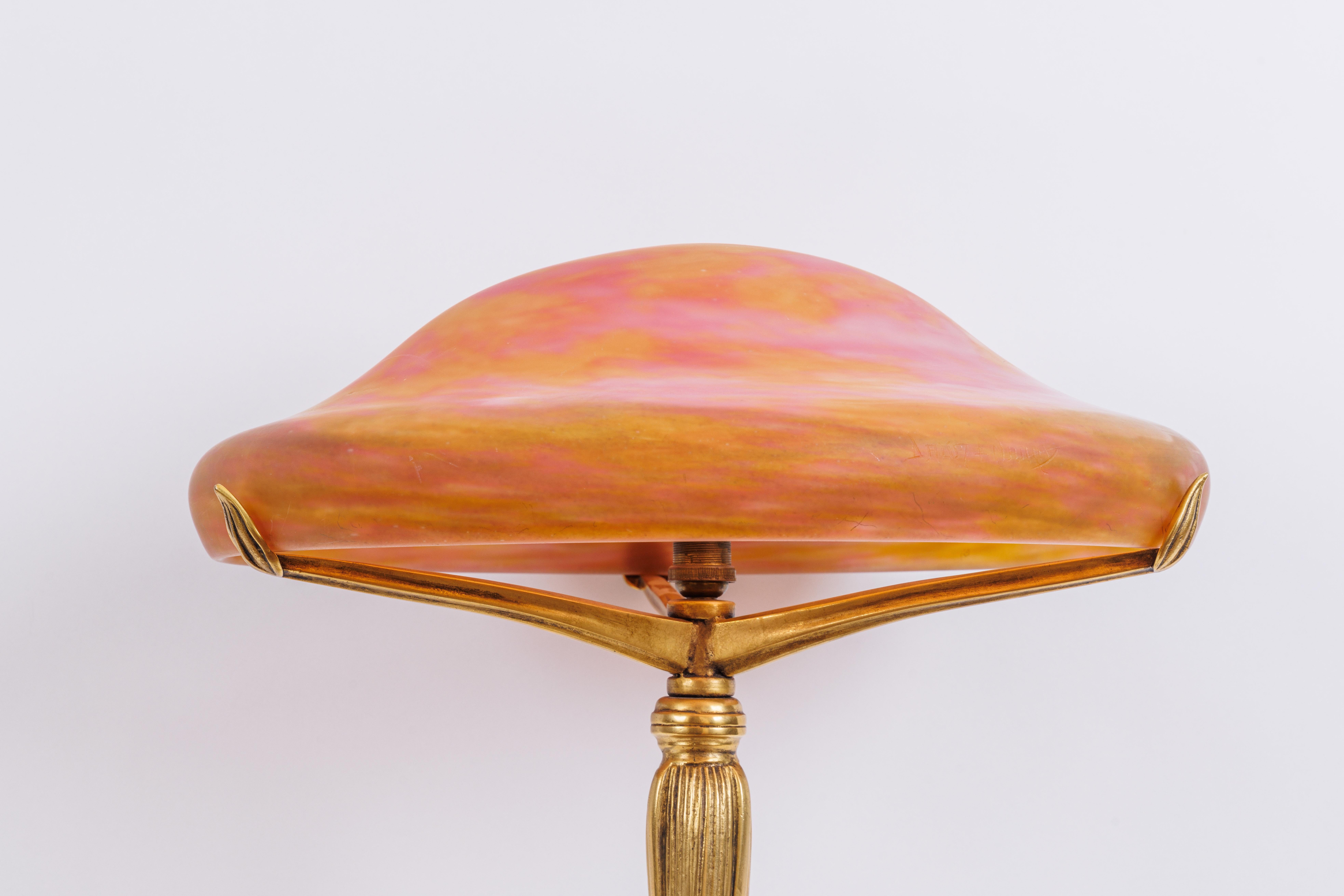 20ième siècle Lampe de bureau Louis Majorelle et Daum Nancy en bronze doré et verre rose en vente