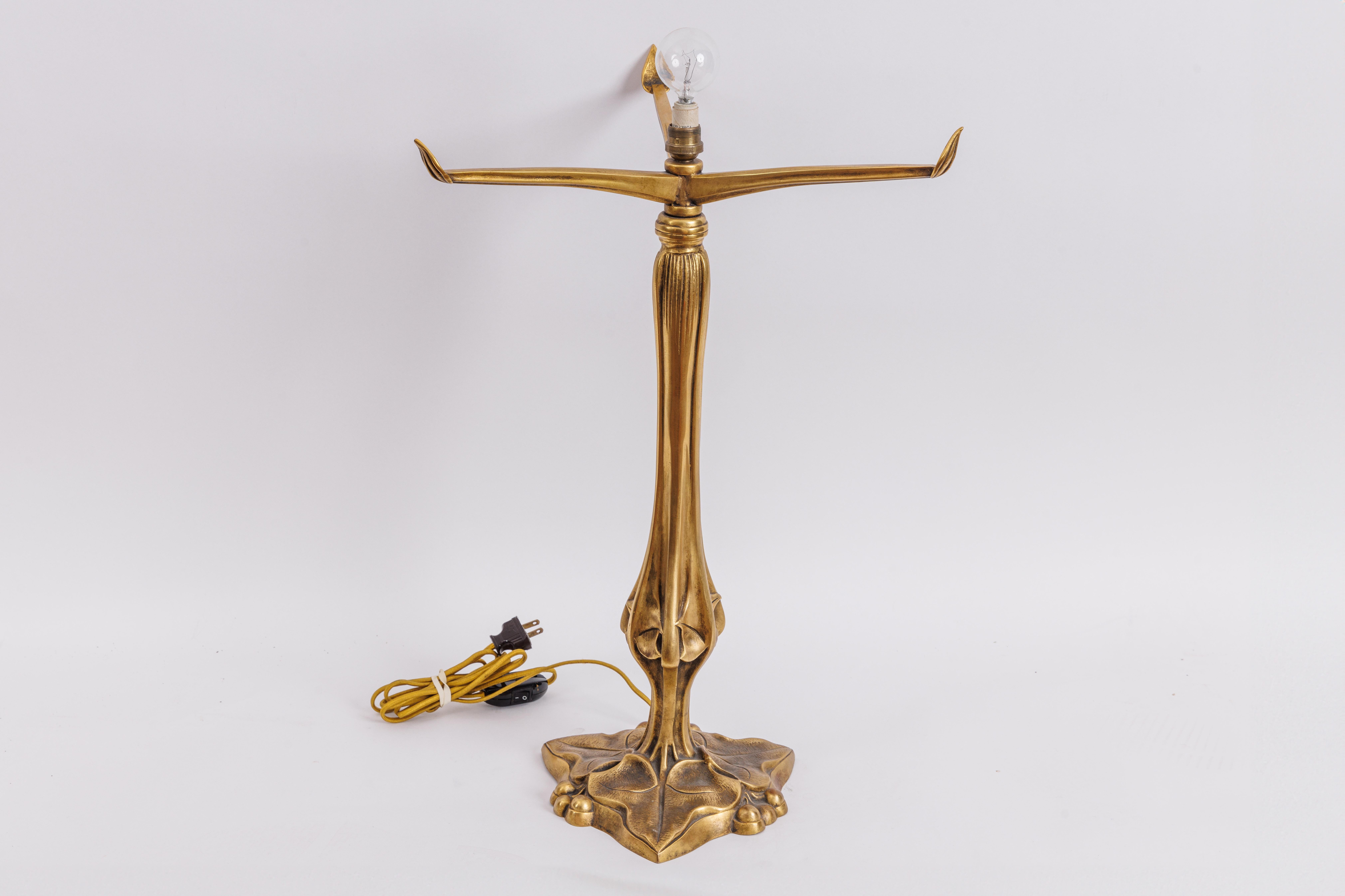 Lampe de bureau Louis Majorelle et Daum Nancy en bronze doré et verre rose en vente 2