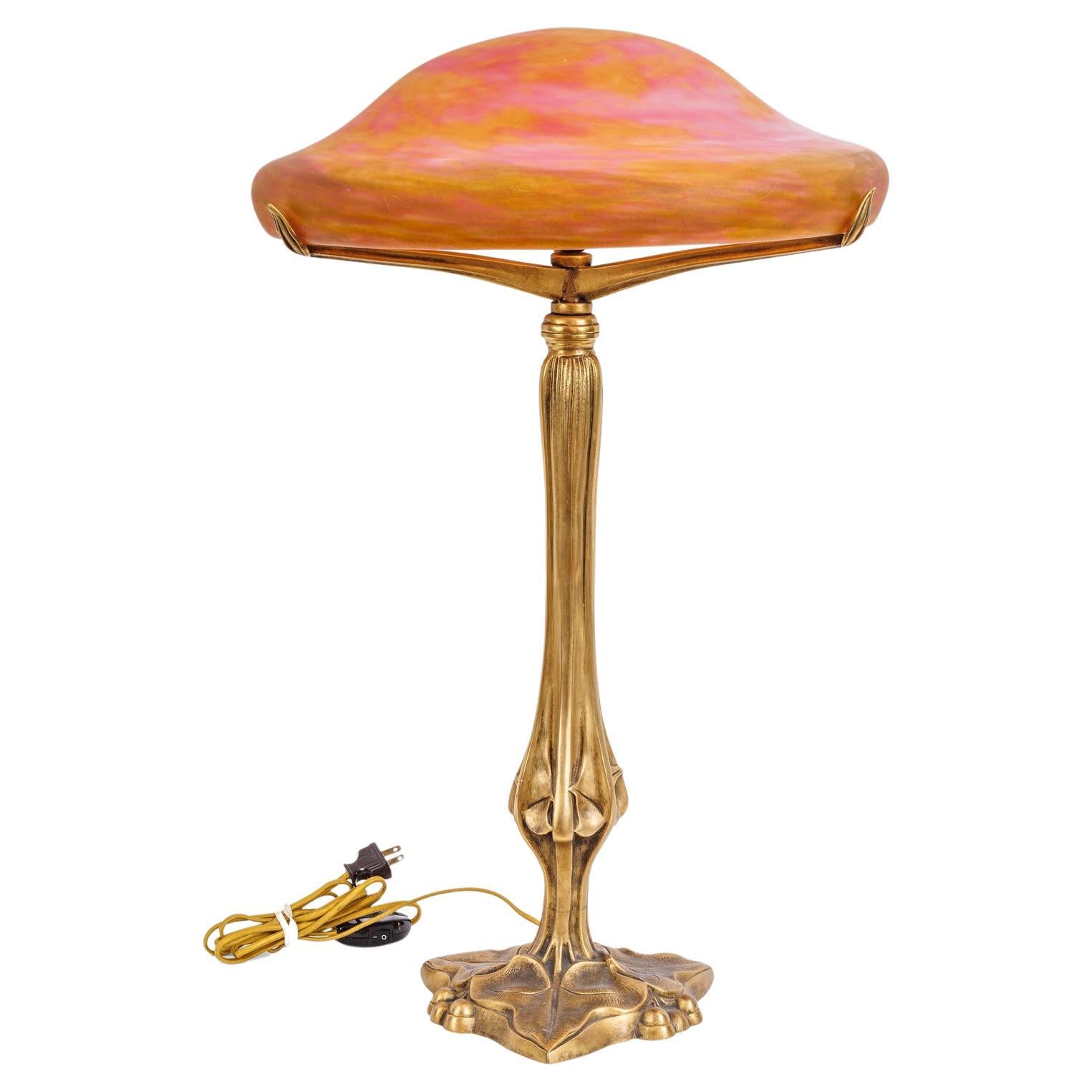 Lampe de bureau Louis Majorelle et Daum Nancy en bronze doré et verre rose