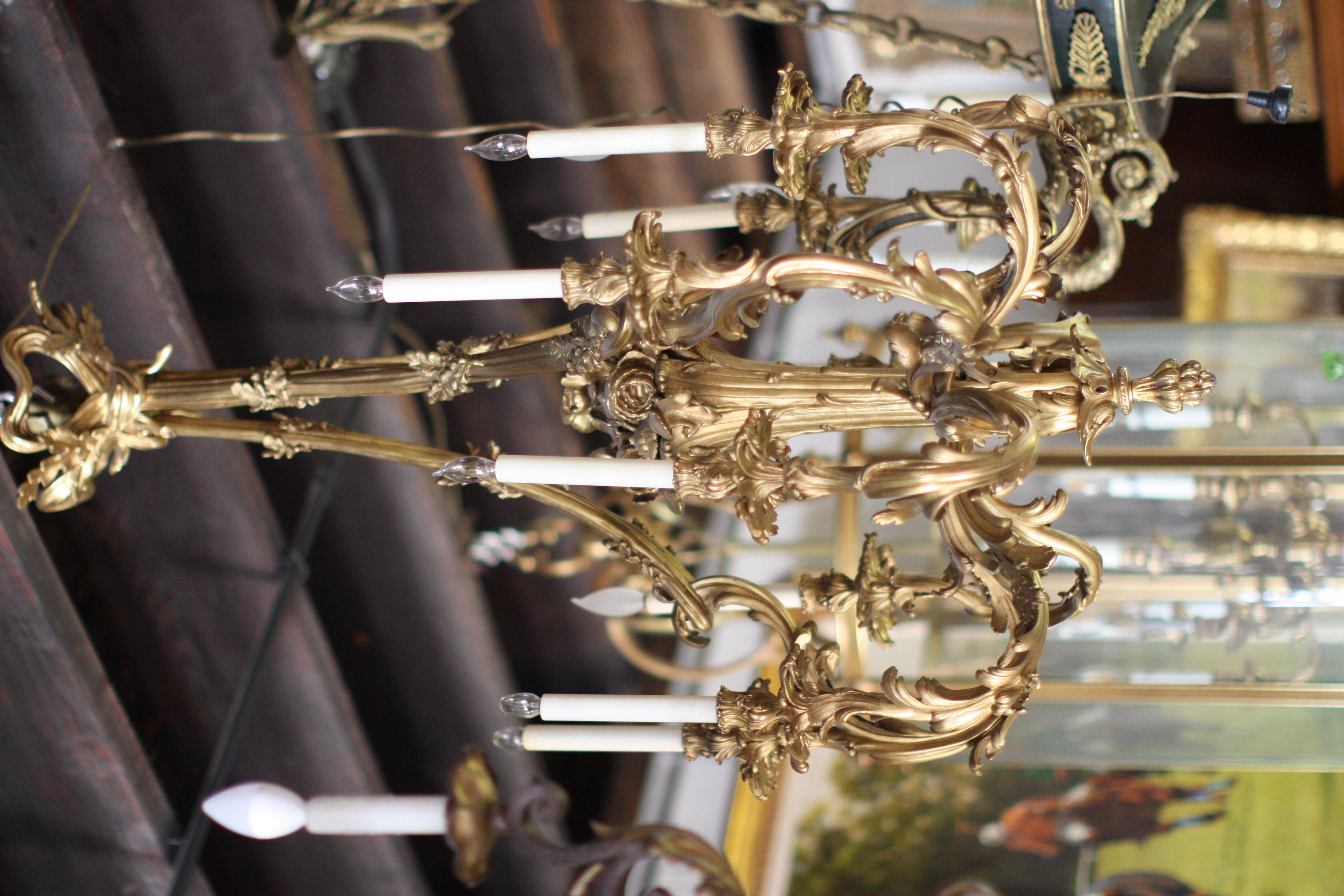 Neunflammiger Kronleuchter aus vergoldeter Bronze im Louis-Philippe-Stil mit neun Lichtern, um 1900 (Frühes 20. Jahrhundert) im Angebot