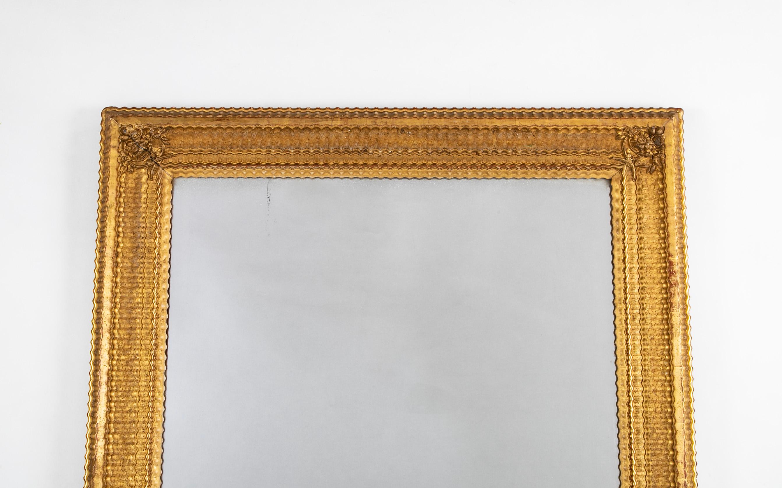 Ein Spiegel im Louis Philippe Stil mit altem französischen Glasspiegel mit vergoldetem Holzrahmen (Vergoldet) im Angebot