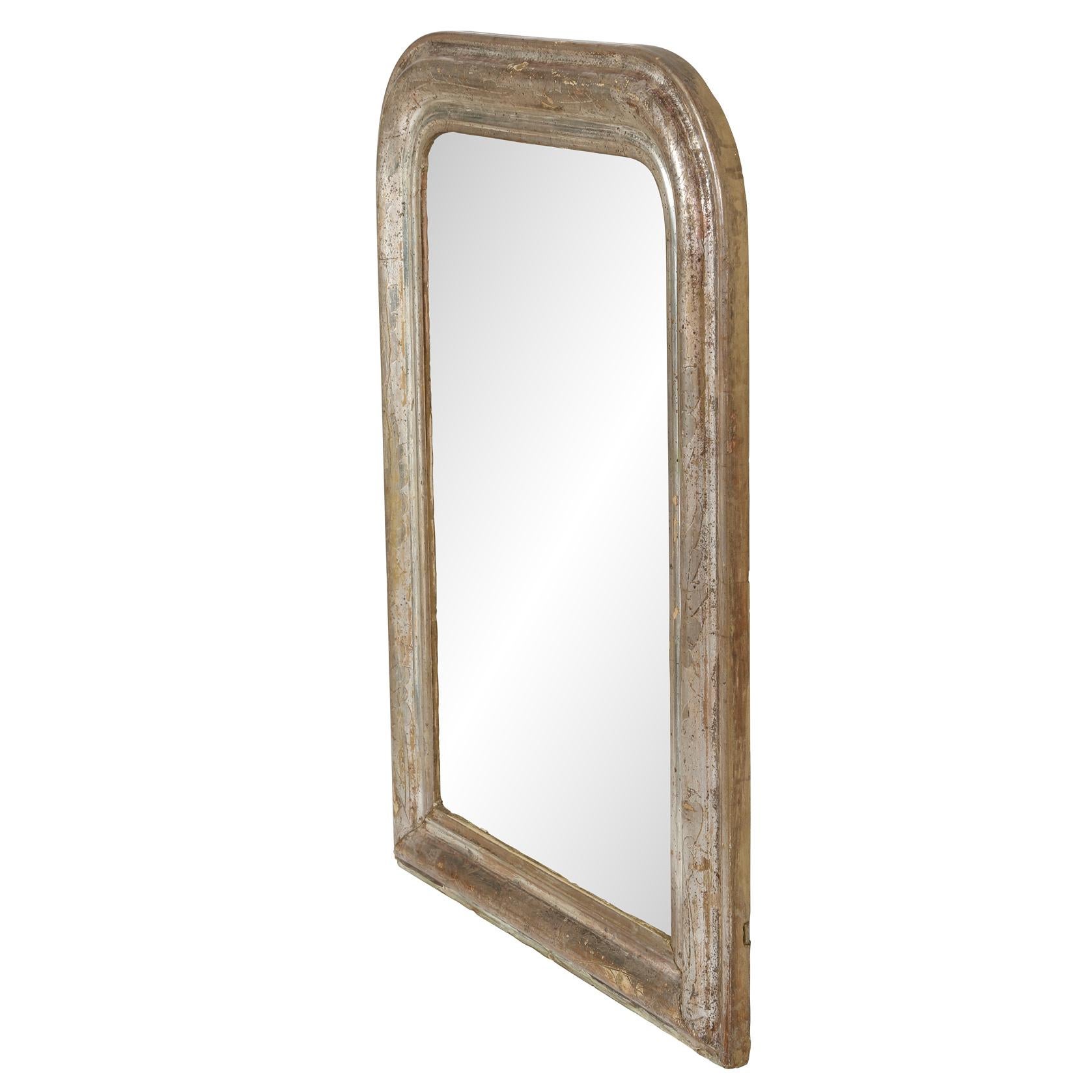 Questo specchio Louis Philippe Silver irradia un'eleganza senza tempo, grazie alla raffinata cornice in argento con sottili intagli a forma di foglia. I delicati dettagli della cornice aggiungono un tocco di naturale raffinatezza, mentre la classica