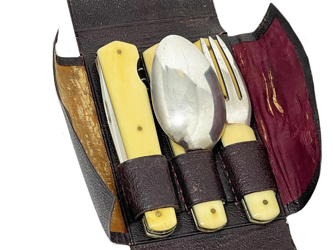 A Louis Vuitton silver travel cutlery in leather case. 

The travel cutlery made by Nicolas Demontay, Paris with silver hallmark of France for small objects 800/1000 silver purity. Master silversmith mark for Nicolas Demontay (Paris 32, rue