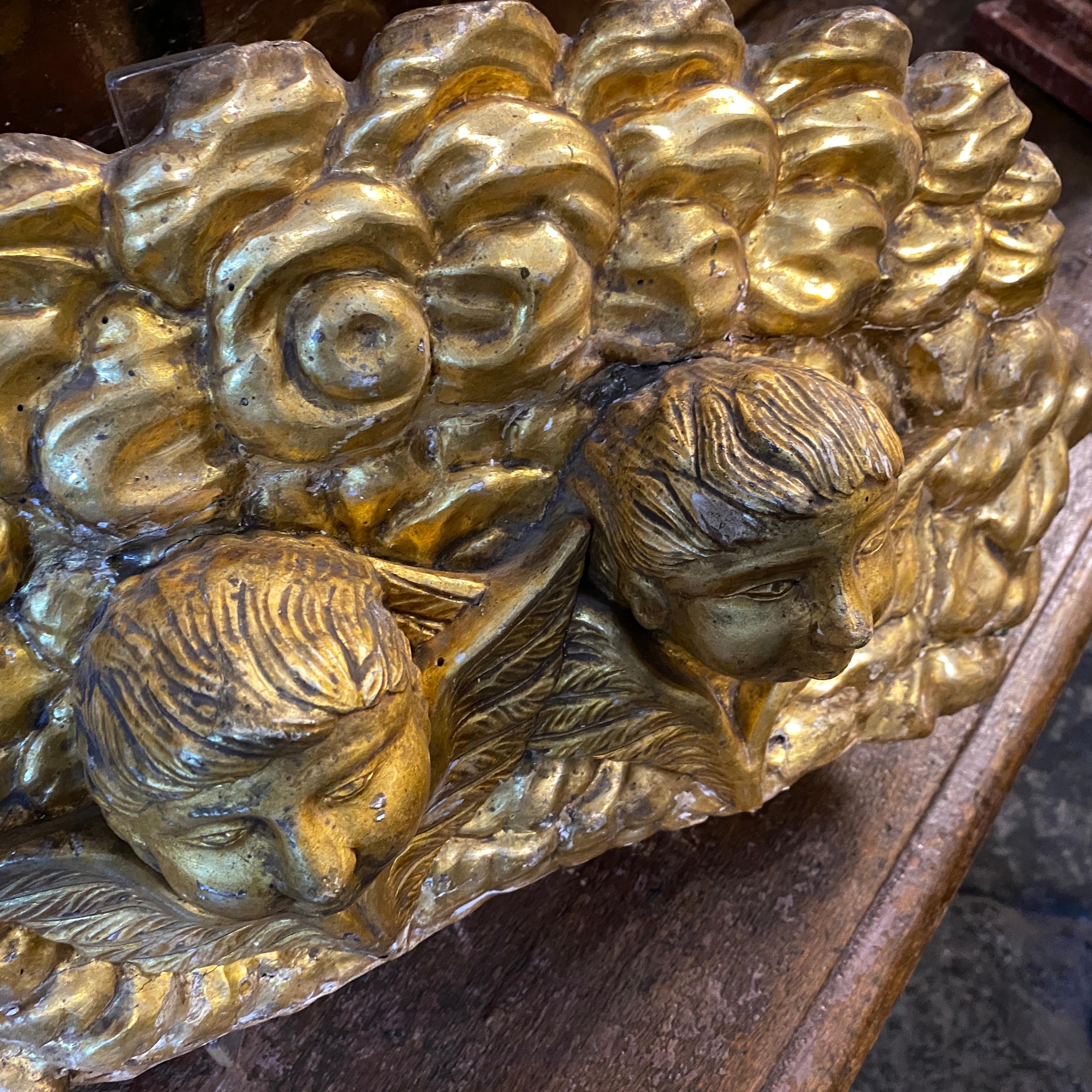 An hand-crafted Italian gilded wood frieze depicting angels, it's in original conditions.