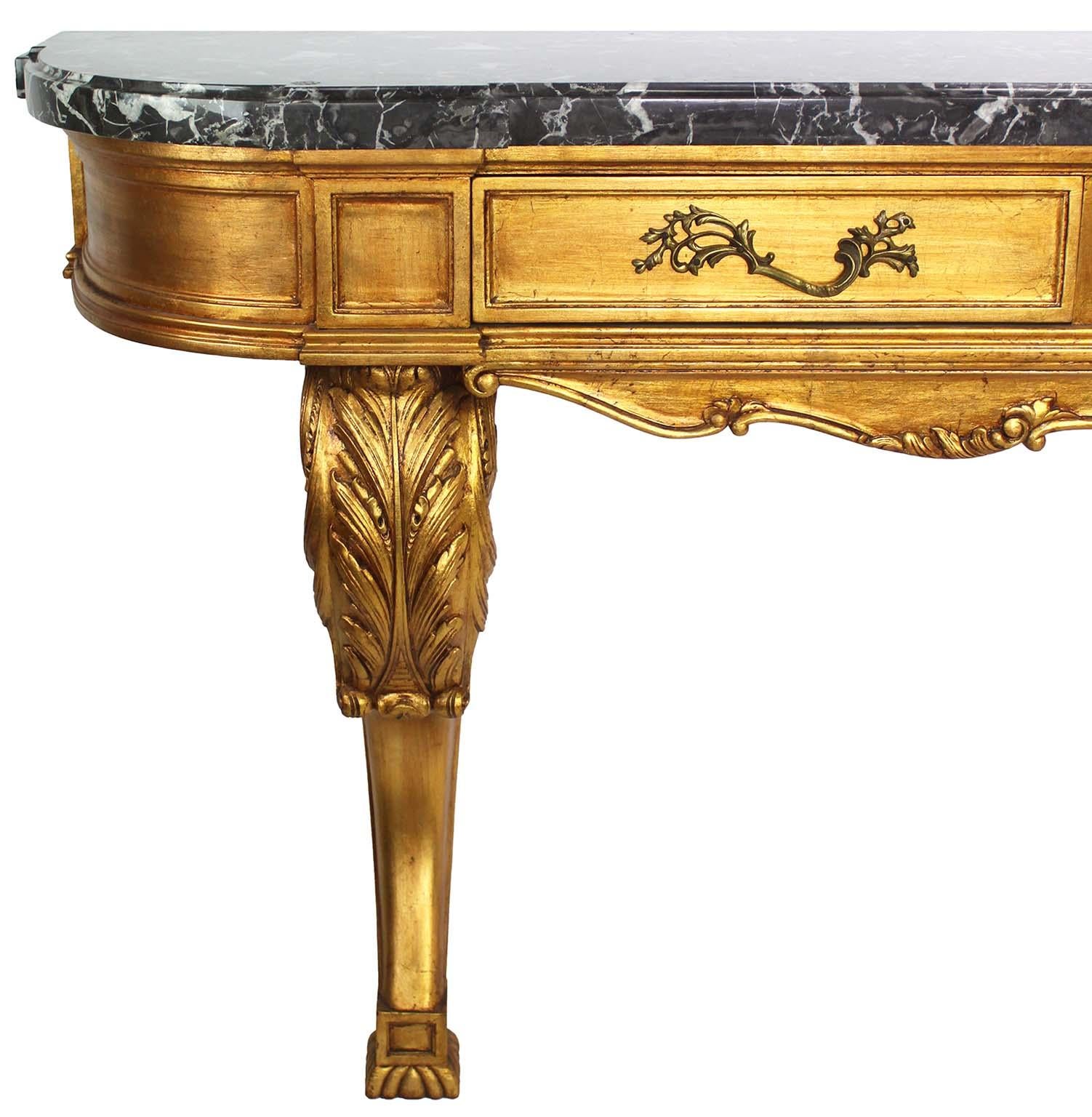Console da parete intagliata in legno dorato in stile Luigi XIV-XV con piano in marmo. Consolle da parete a tre cassetti con maniglie in bronzo dorato, angoli arrotondati e gambe cabriolet con intagli di acanto e volute, con piano in marmo grigio