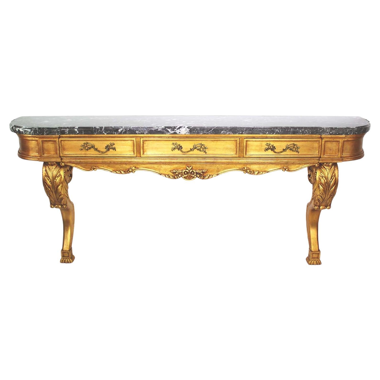 Eine geschnitzte Wandkonsole aus vergoldetem Holz im Übergangsstil im Louis XIV.-XV.-Stil mit Marmorplatte