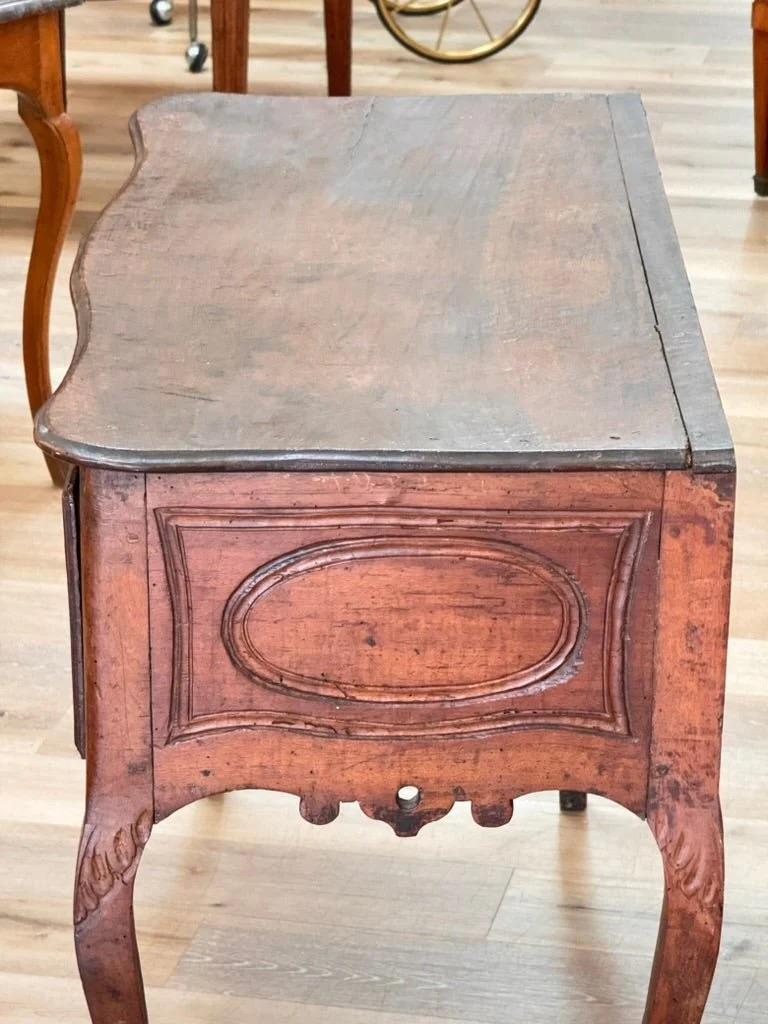 A Louis XV console or side table in richly patinated walnut In Good Condition For Sale In Charlottesville, VA