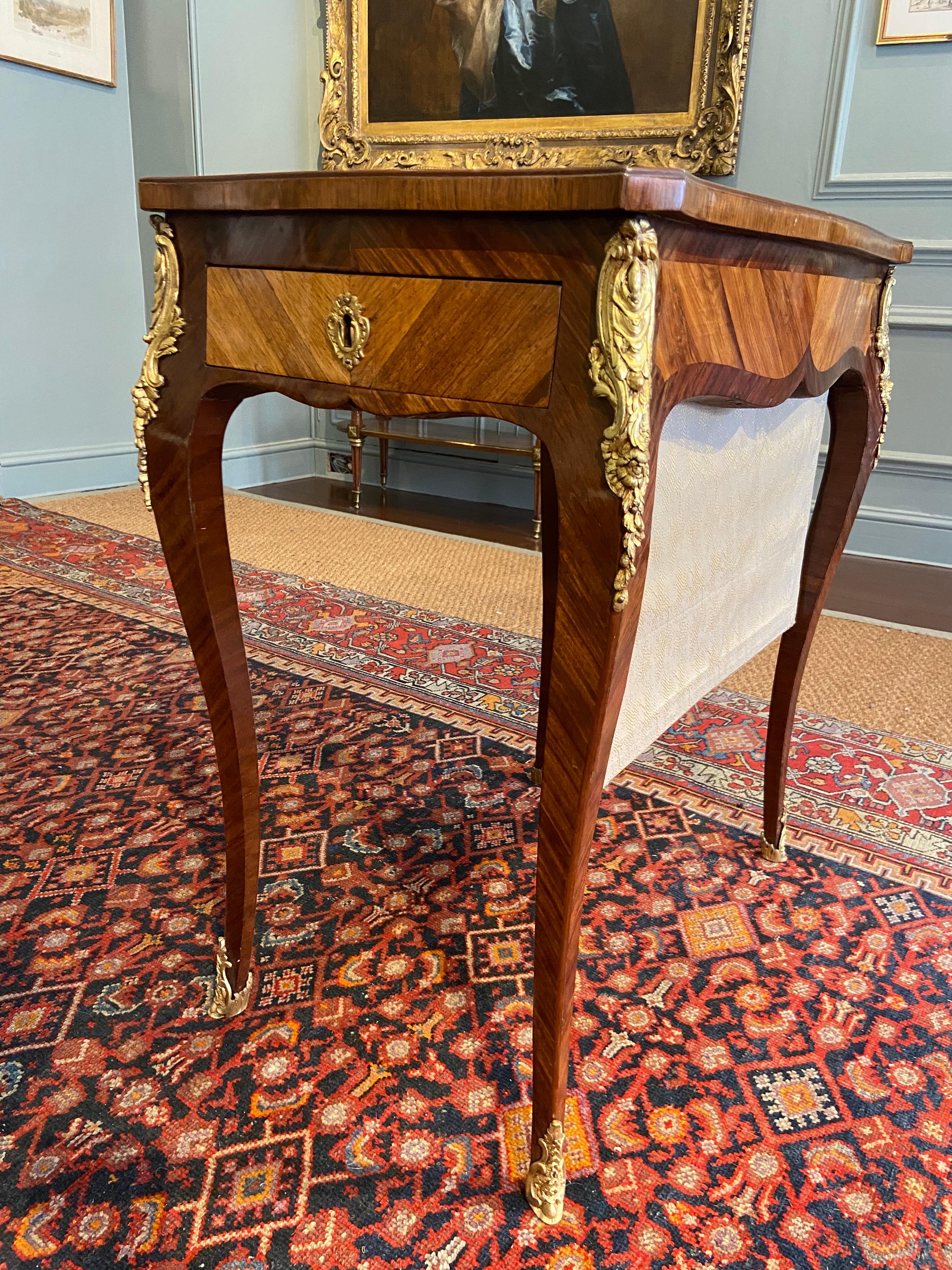Provincial français Table à écrire Louis XV en bois fruitier et marqueterie, milieu du XVIIIe siècle en vente