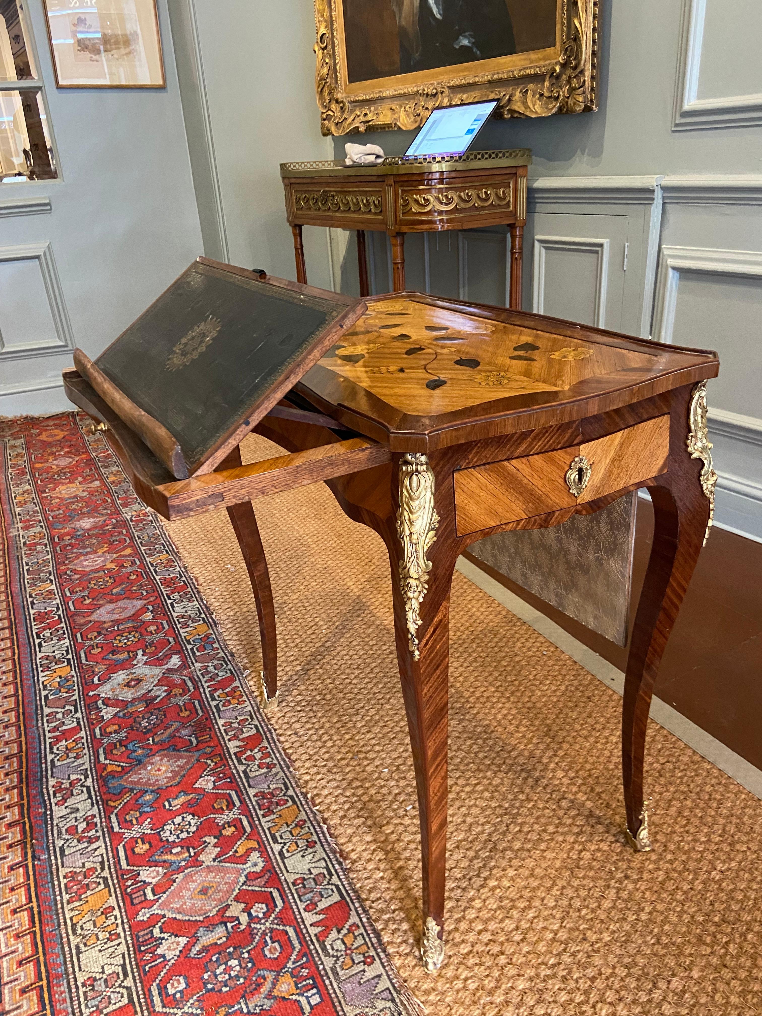 Table à écrire Louis XV en bois fruitier et marqueterie, milieu du XVIIIe siècle en vente 1