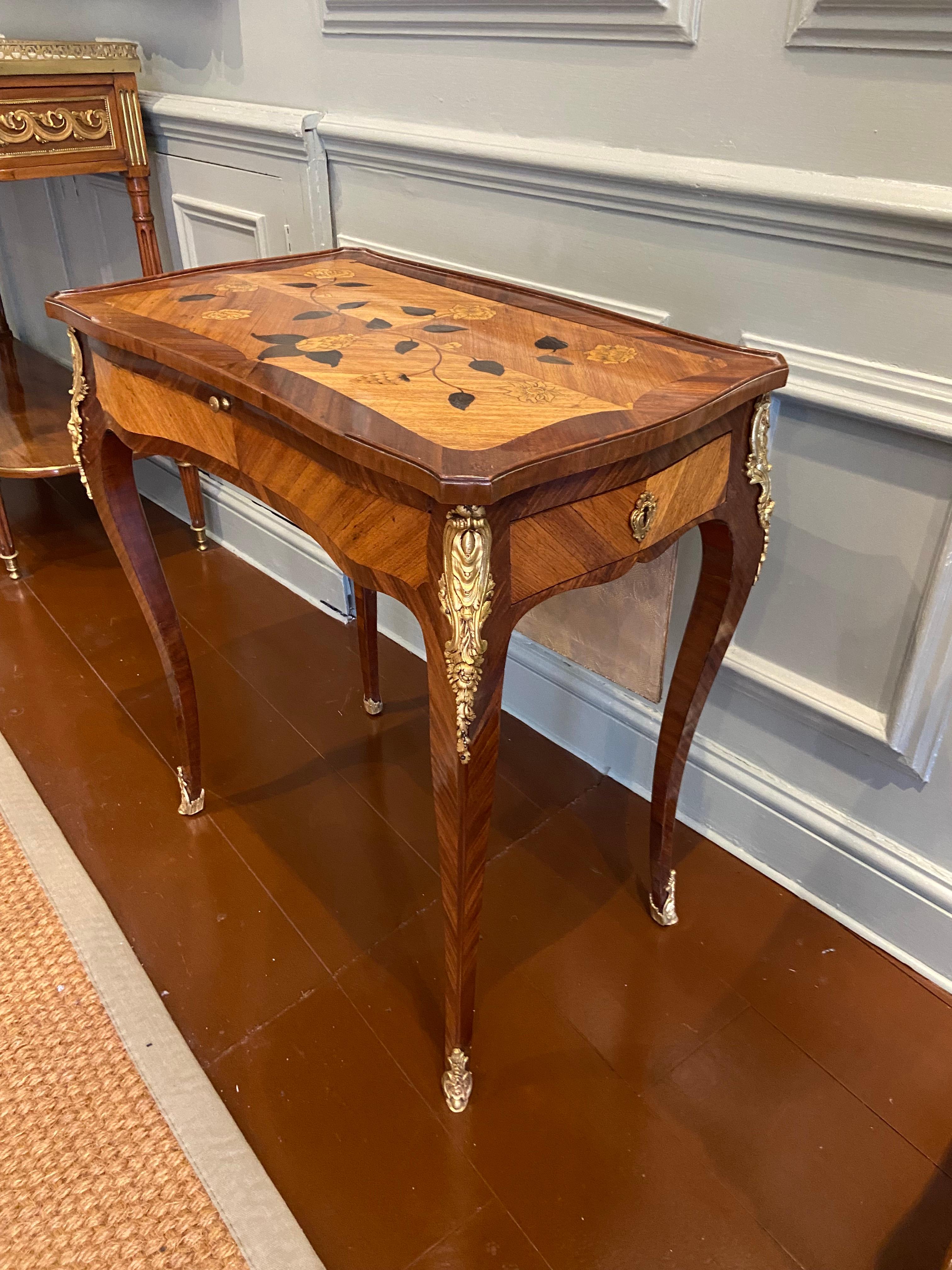 Table à écrire Louis XV en bois fruitier et marqueterie, milieu du XVIIIe siècle en vente 2