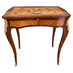 Table à écrire Louis XV en bois fruitier et marqueterie, milieu du XVIIIe siècle