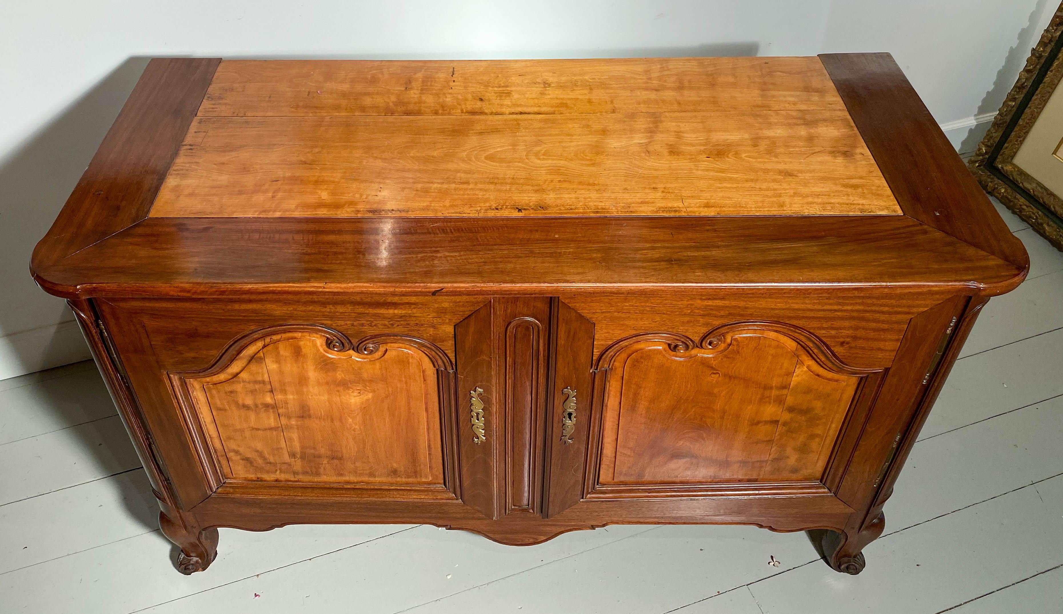 A Louis XV Mahogany Buffet with Bois Citronnier Panels In Excellent Condition For Sale In Sheffield, MA