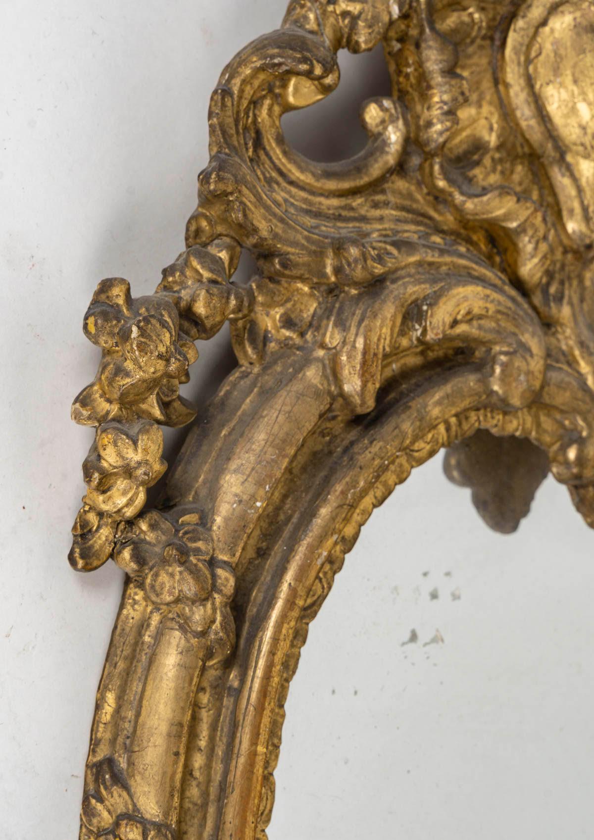A Louis XV Period Carved and Gilded Wood Wall Mirror, 18th Century. In Good Condition For Sale In Saint-Ouen, FR