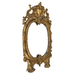 Miroir mural d'époque Louis XV en bois sculpté et doré, 18e siècle.