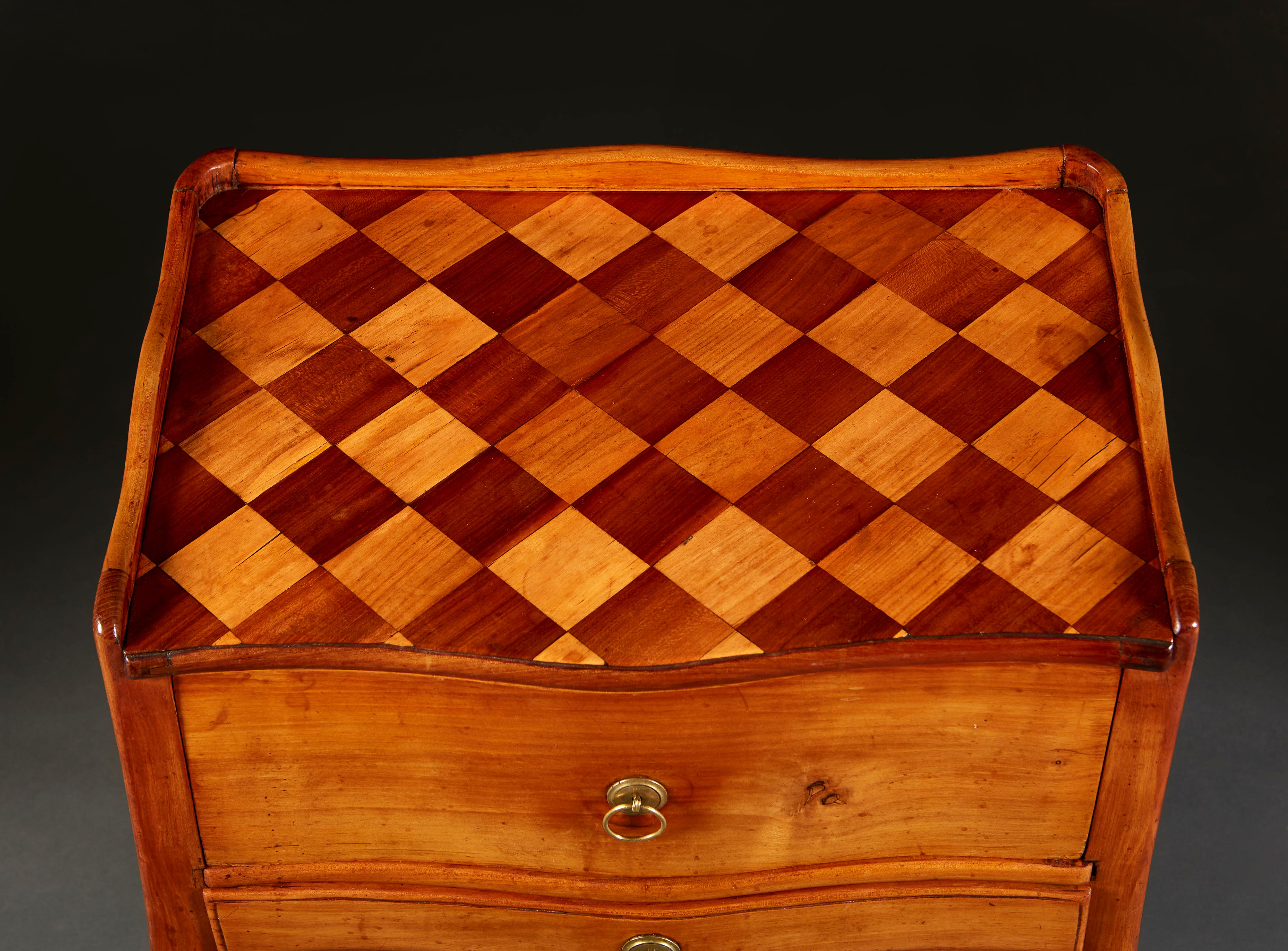 Français Meuble de chevet Louis XV en bois satiné en vente