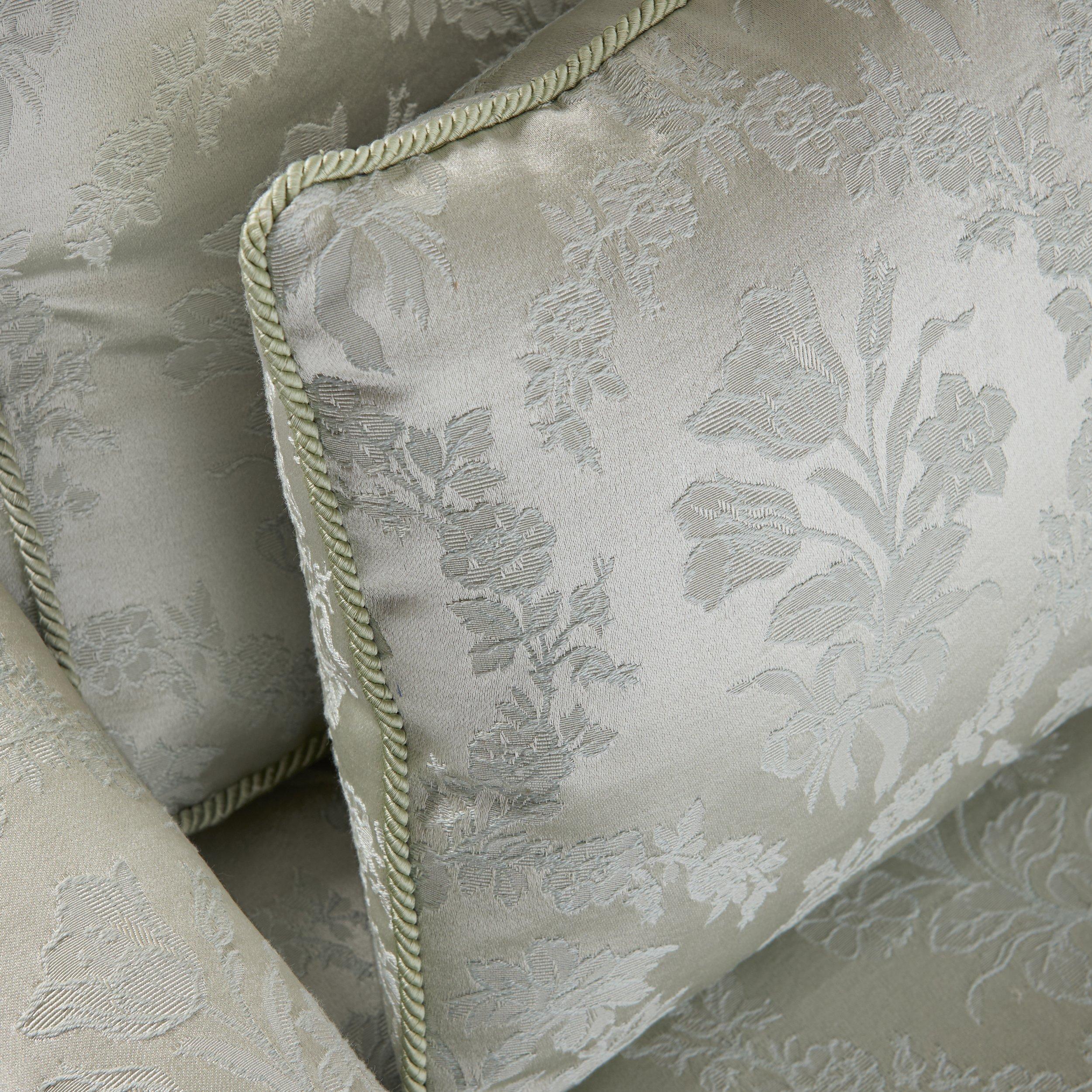 A Louis XV Style Armchair from Syrie Maugham Design In condizioni buone in vendita a New York, NY