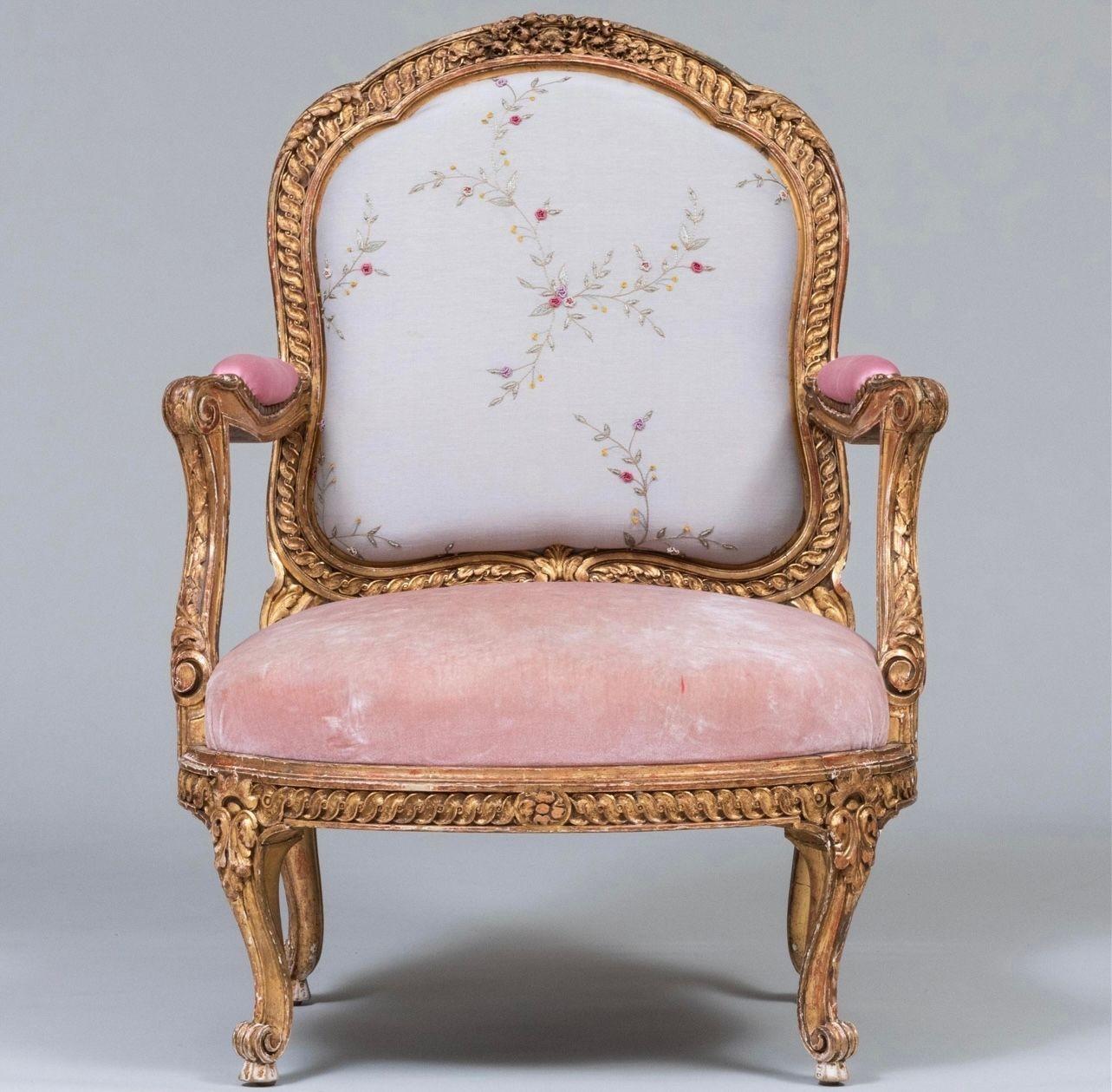 Cette chaise est une copie d'une suite de chaises réalisées par Nicholas Quinebert Foliot pour le Petit Trianon vers 1765-70. Un original se trouve au Musée des Arts Décoratifs de Paris.