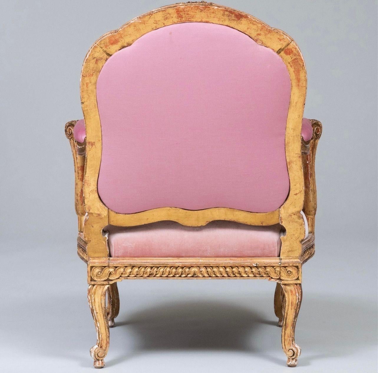 Bois doré Fauteuil en bois doré sculpté de style Louis XV, XIXe siècle en vente