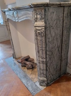 Cheminée de style Louis XV nommée Pompadour en marbre Bleu Fleuri
