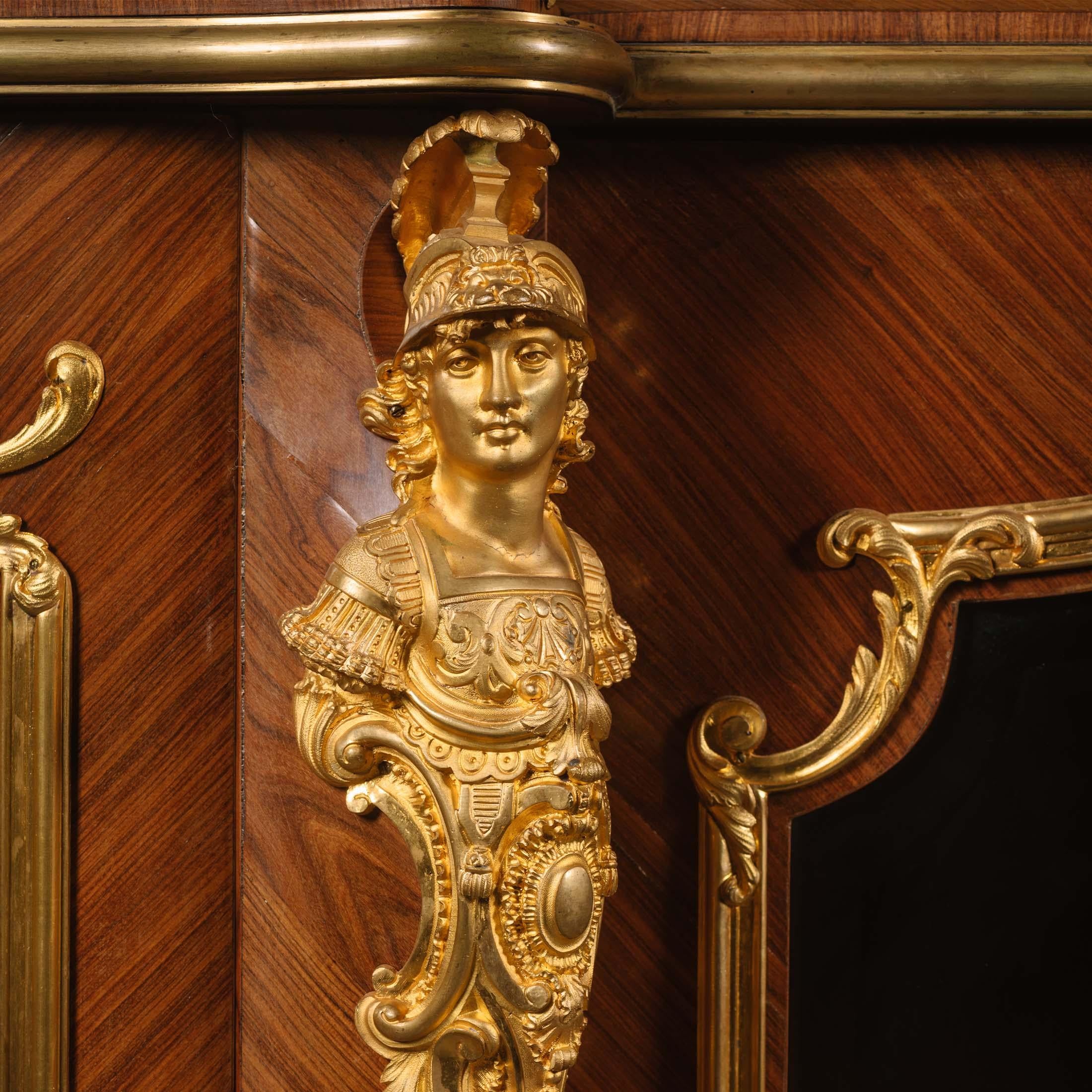 Une bibliothèque de style Louis XV montée en bronze doré, attribuée à François Linke. Bon état - En vente à Brighton, West Sussex