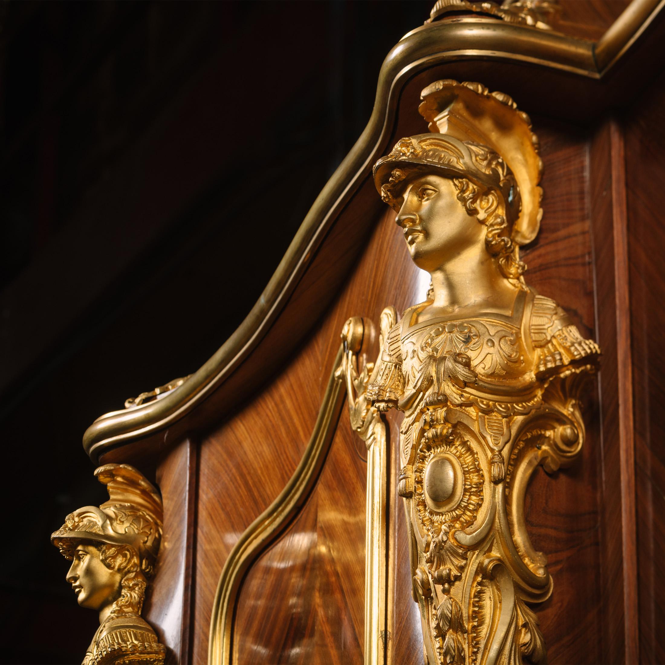 Une bibliothèque de style Louis XV montée en bronze doré, attribuée à François Linke. en vente 1