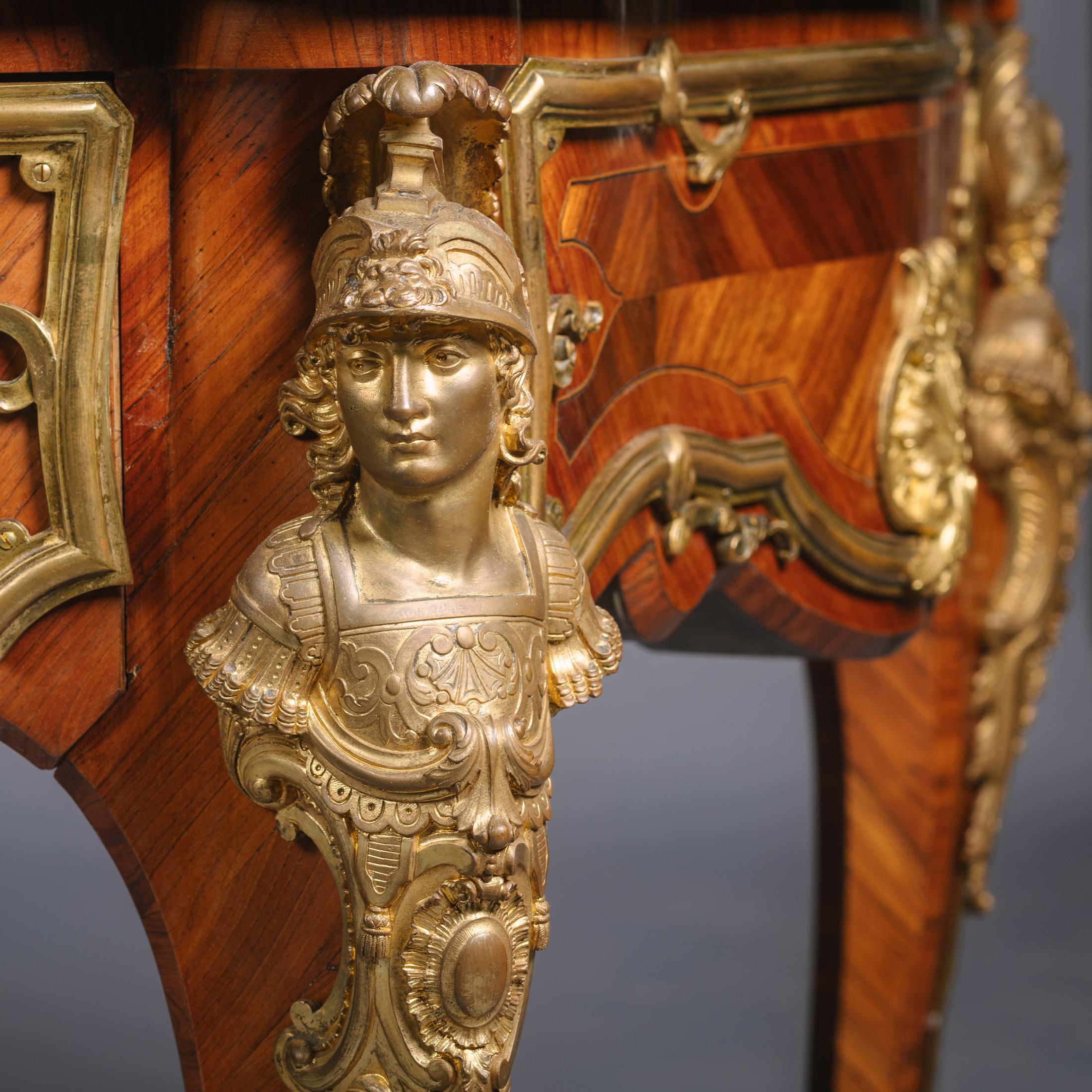 Dorato Un Bureau Plat con montatura in bronzo dorato in stile Luigi XV di François Linke in vendita