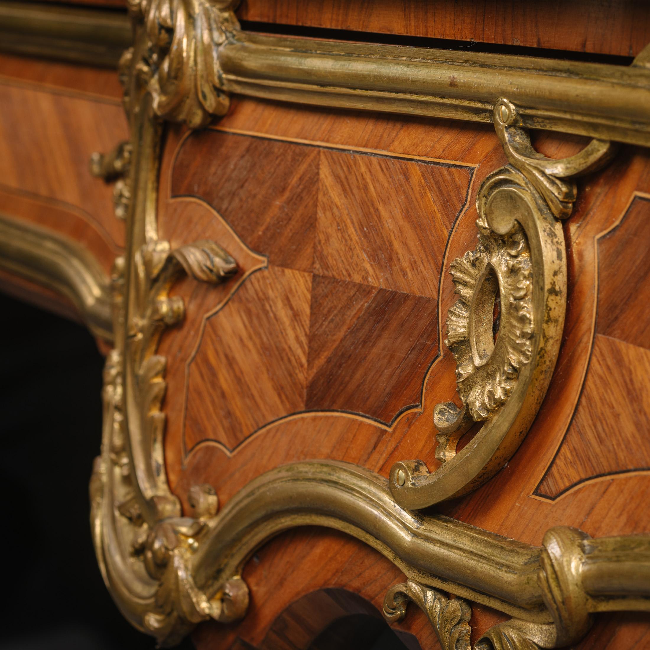 XIX secolo Un Bureau Plat con montatura in bronzo dorato in stile Luigi XV di François Linke in vendita