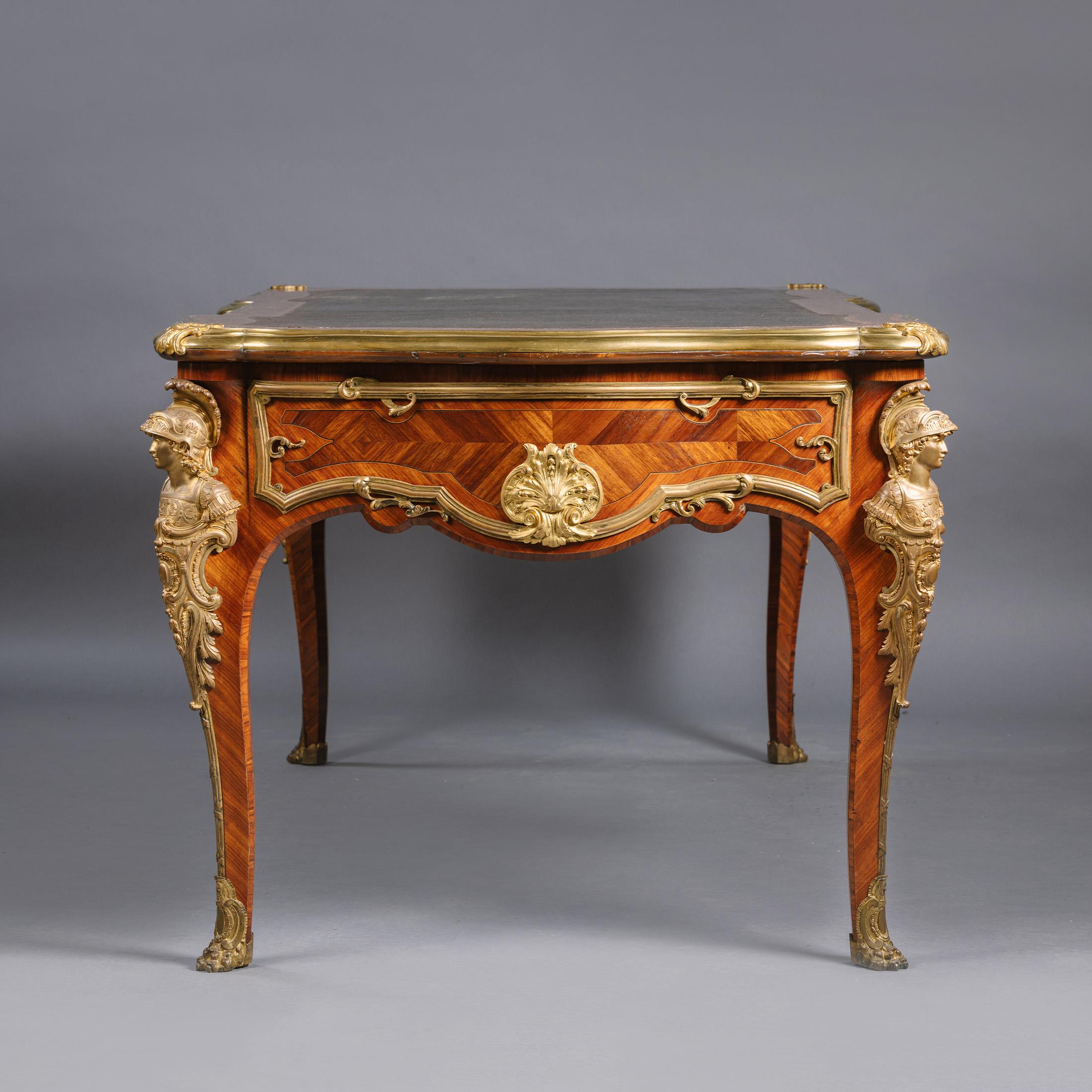 XIXe siècle Bureau Plat de style Louis XV monté en bronze doré par François Linke en vente