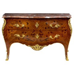 Un marchio in stile Luigi XV in legno di re, tulipano e bois de Boi con montatura in bronzo dorato