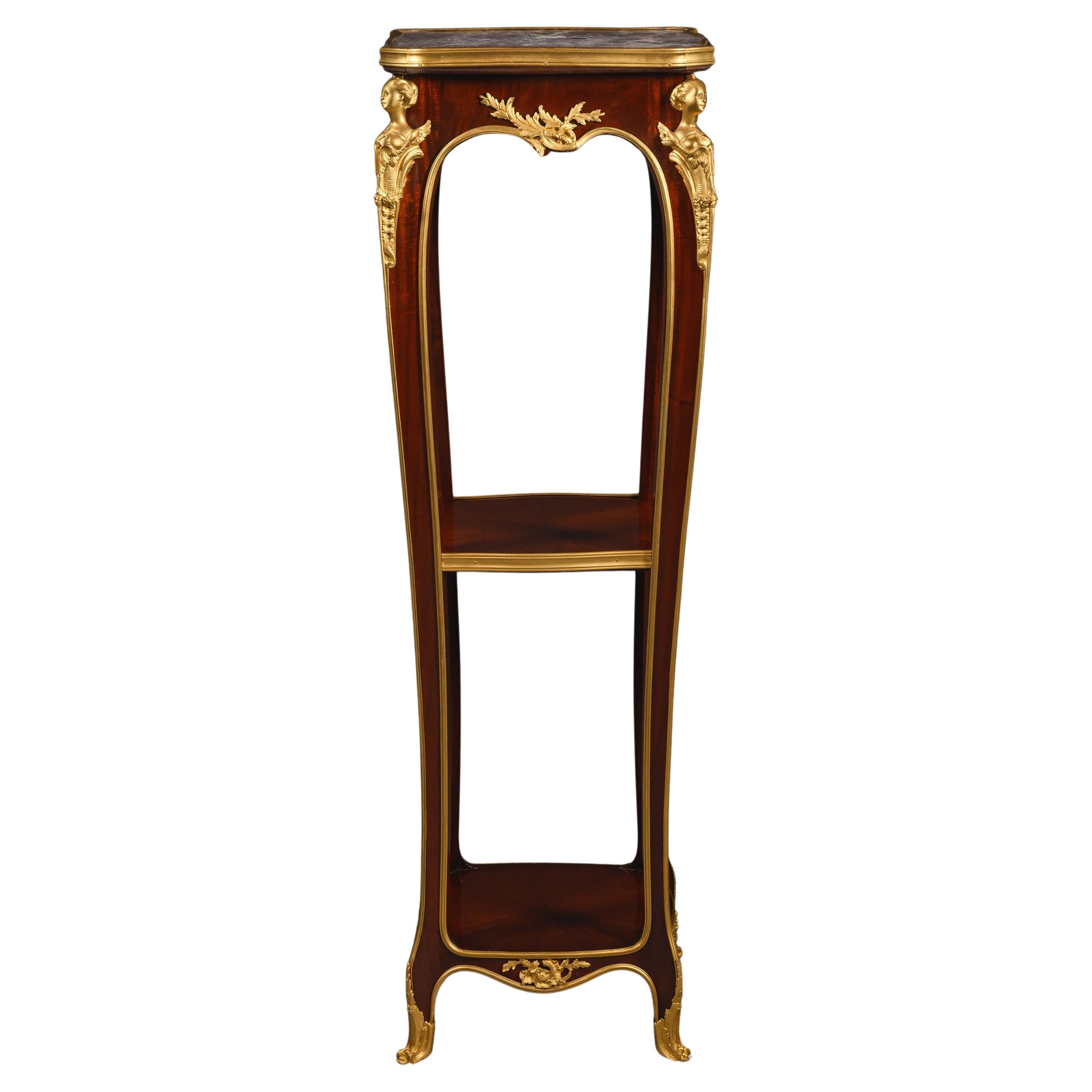 Un piedistallo in mogano con montatura in bronzo dorato in stile Luigi XV, della Maison Mottheau et Fils