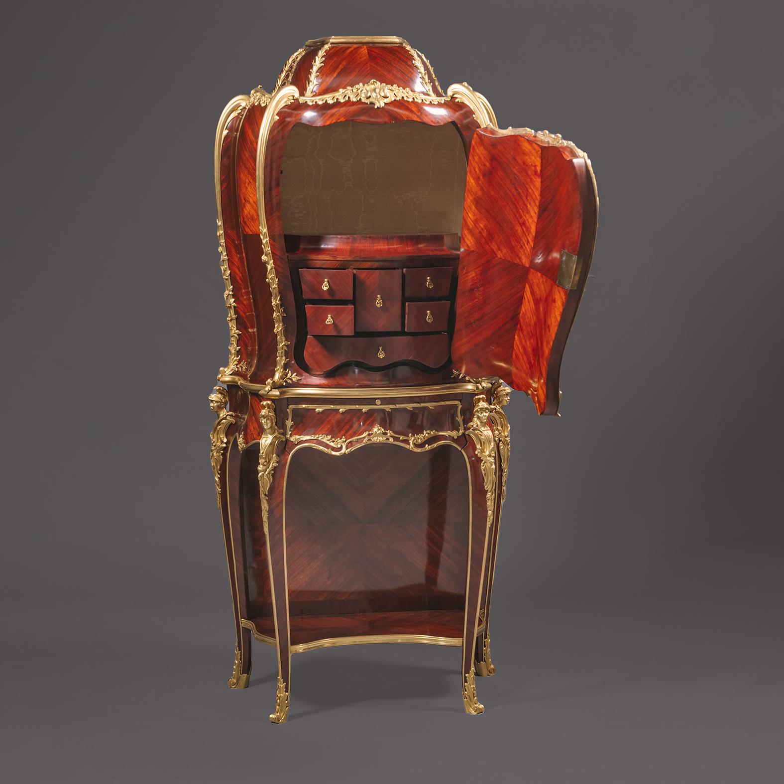 Ein vergoldetes Marqueterie-Kabinett im Louis XV-Stil auf einem Stand (Louis XV.) im Angebot