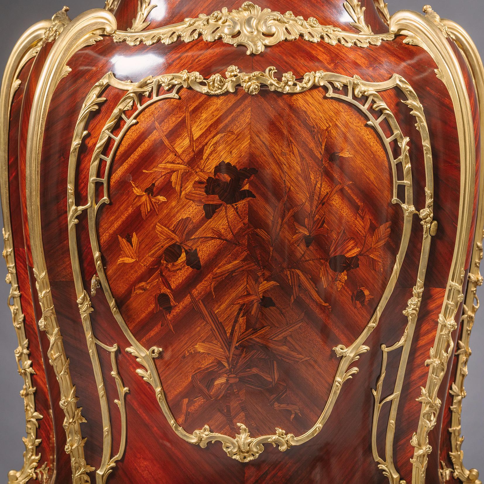 Ein vergoldetes Marqueterie-Kabinett im Louis XV-Stil auf einem Stand (Französisch) im Angebot