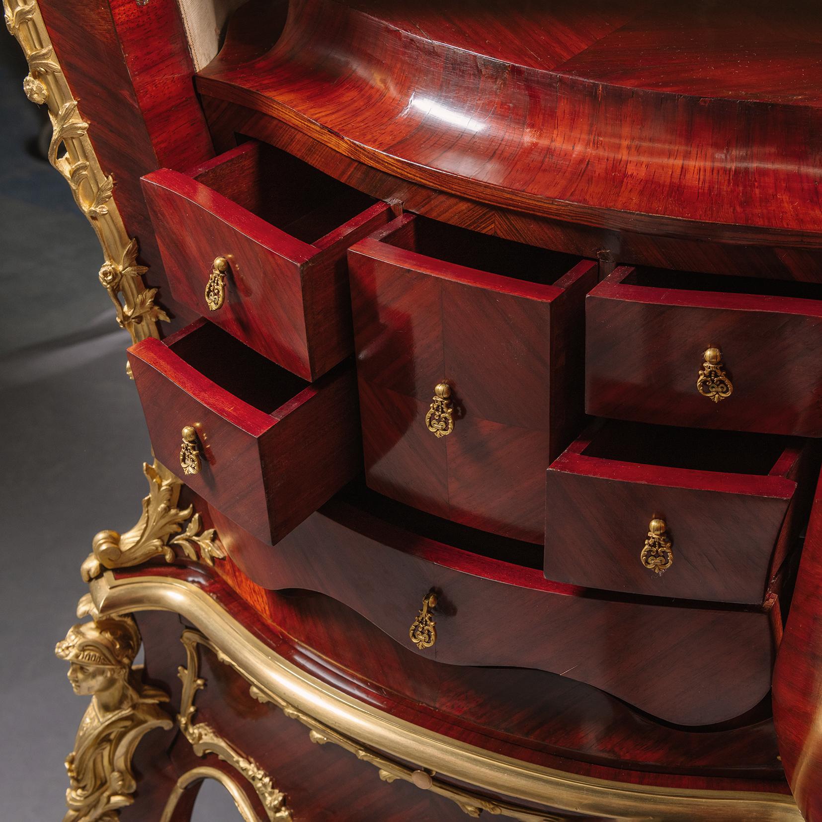 Ein vergoldetes Marqueterie-Kabinett im Louis XV-Stil auf einem Stand (Marketerie) im Angebot