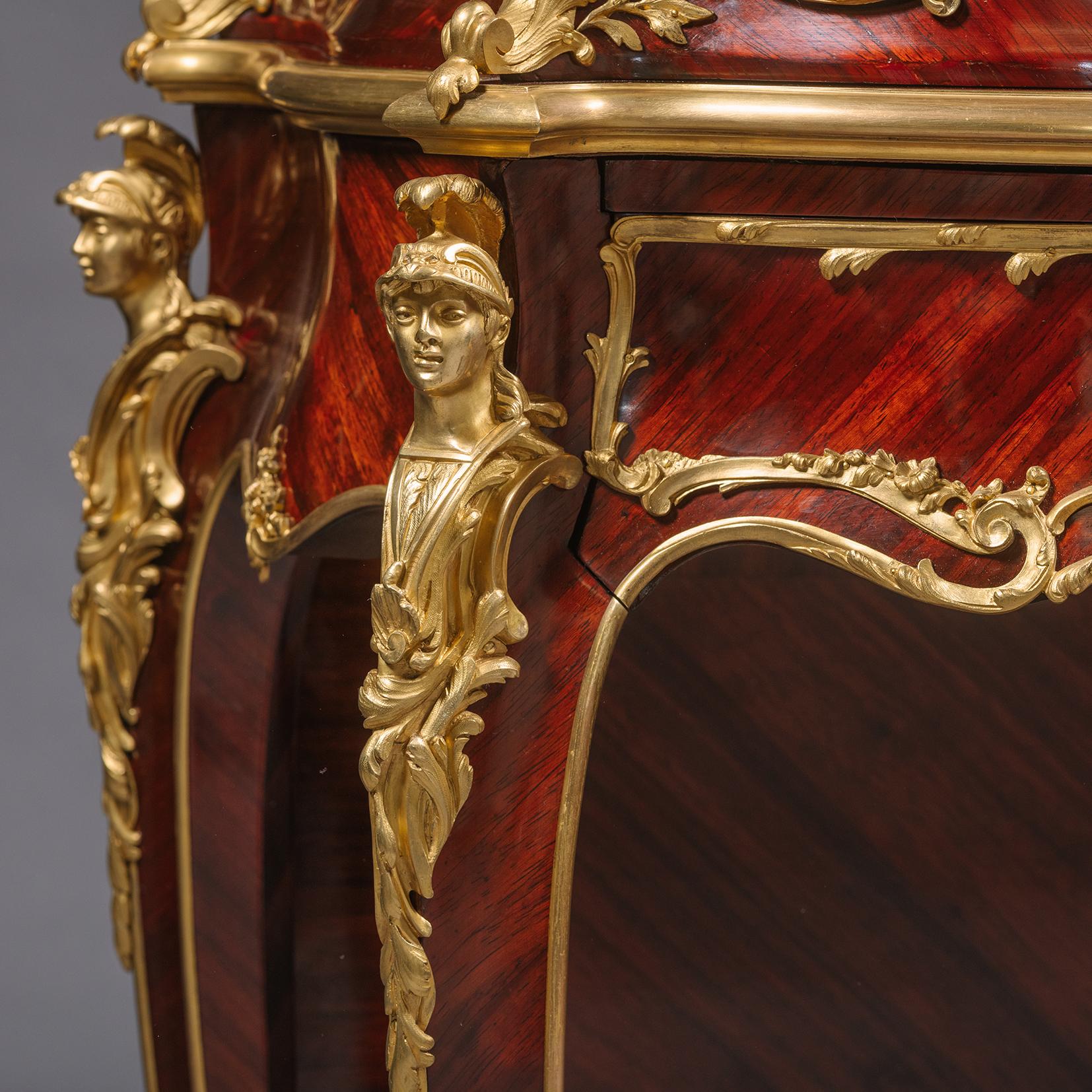 Ein vergoldetes Marqueterie-Kabinett im Louis XV-Stil auf einem Stand (19. Jahrhundert) im Angebot