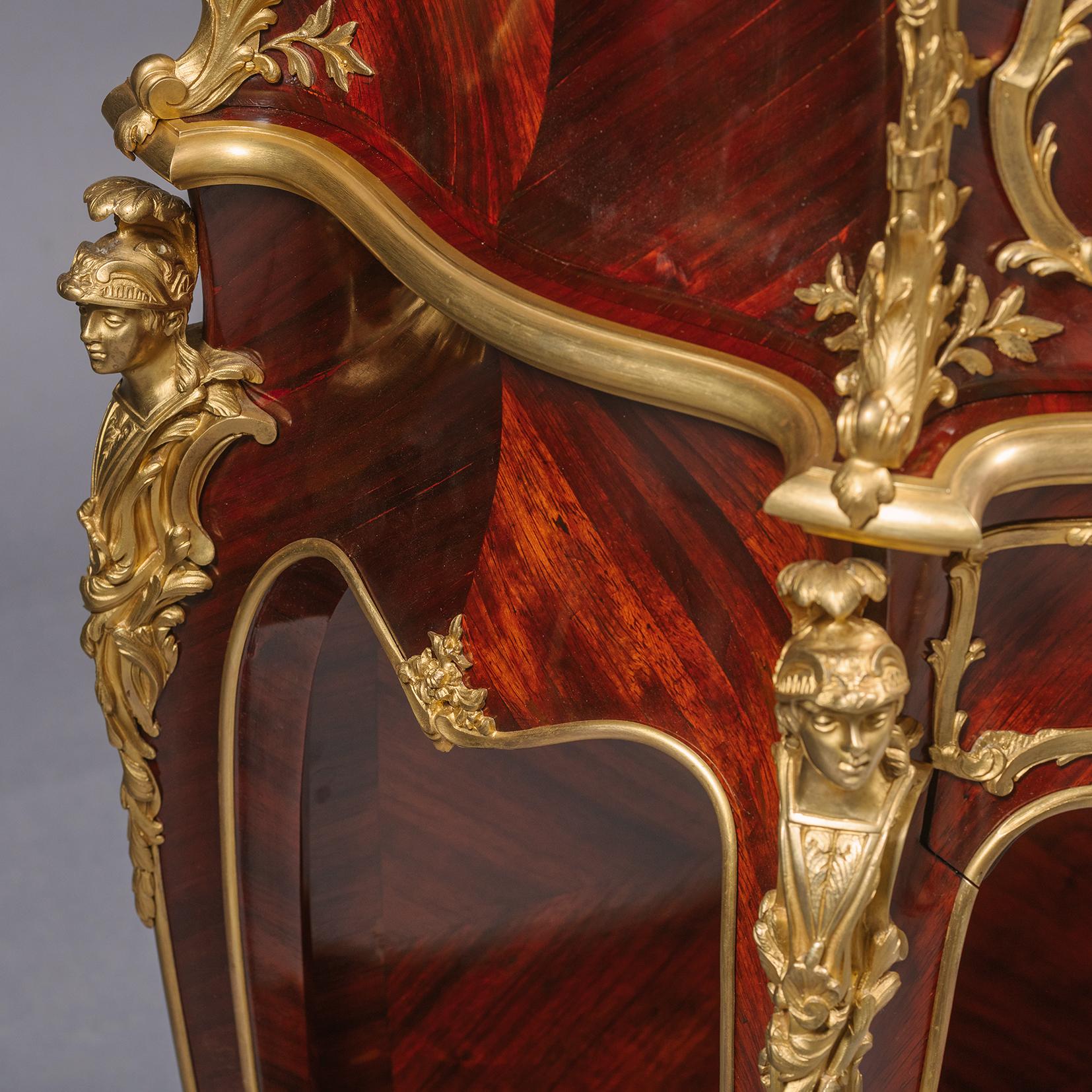 Ein vergoldetes Marqueterie-Kabinett im Louis XV-Stil auf einem Stand (Goldbronze) im Angebot