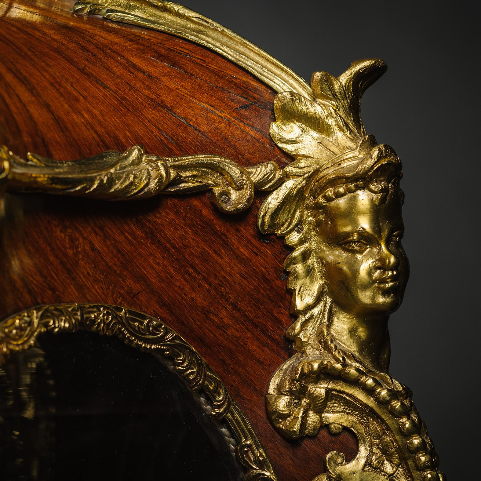 Vernis Martin-Vitrine im Louis-XV-Stil, montiert aus vergoldeter Bronze (Louis XV.) im Angebot