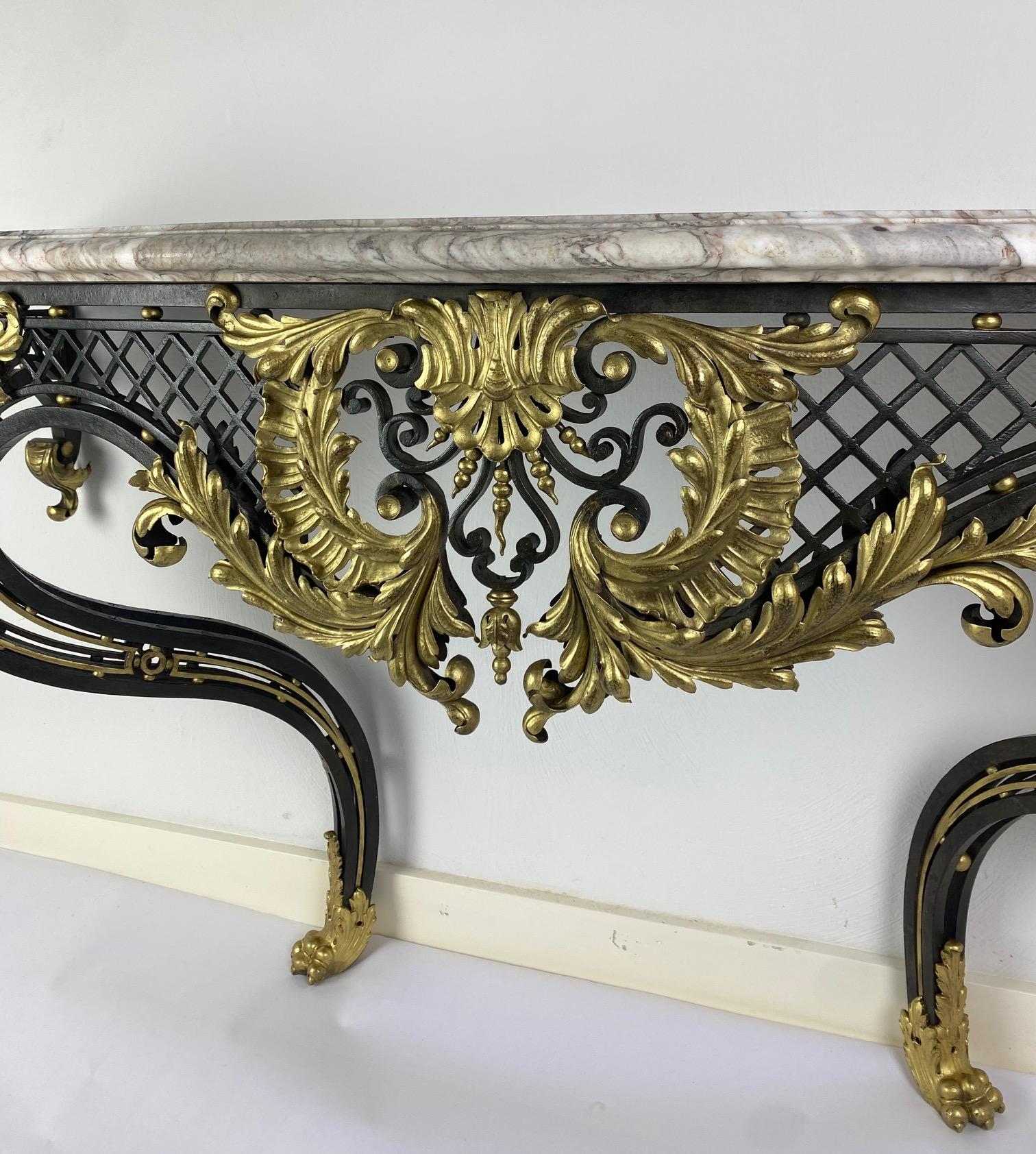 A Louis XV style iron console with breccia violet top. In Good Condition For Sale In Wijnegem, BE