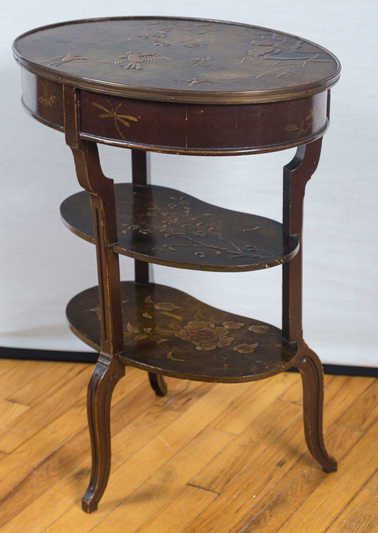 Chiffonier-Tisch im Stil Louis XV. mit Japanlack im Zustand „Gut“ in Mt Kisco, NY