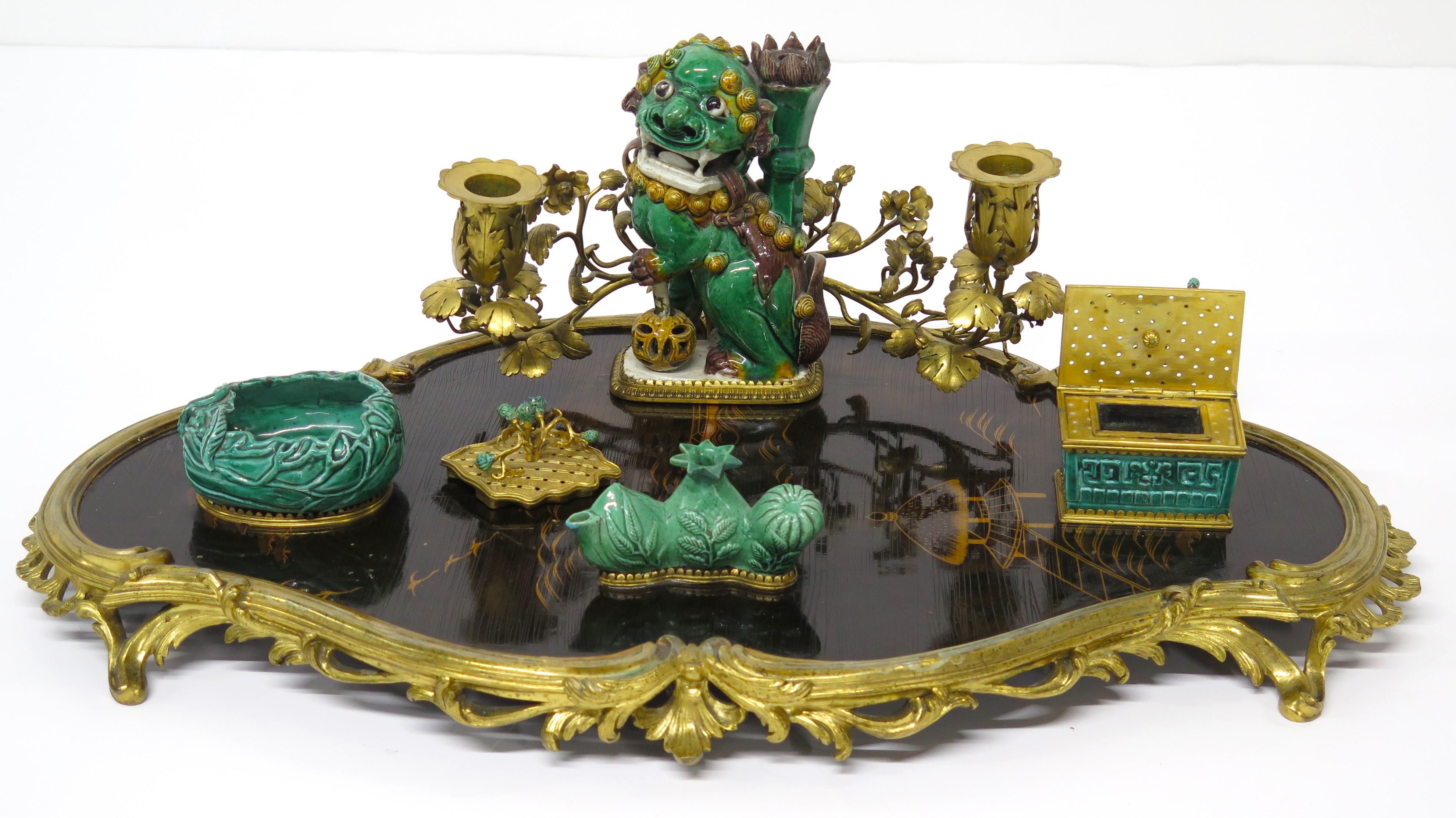 A Louis XV-Style Lacquer, Porcelain and Gilt Bronze-Mounted Encrier For Sale 6